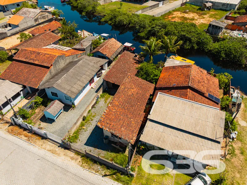 Casa à venda fundos para o rio no Centro, Balneári