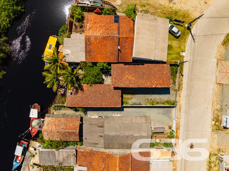 Casa à venda fundos para o rio no Centro, Balneári