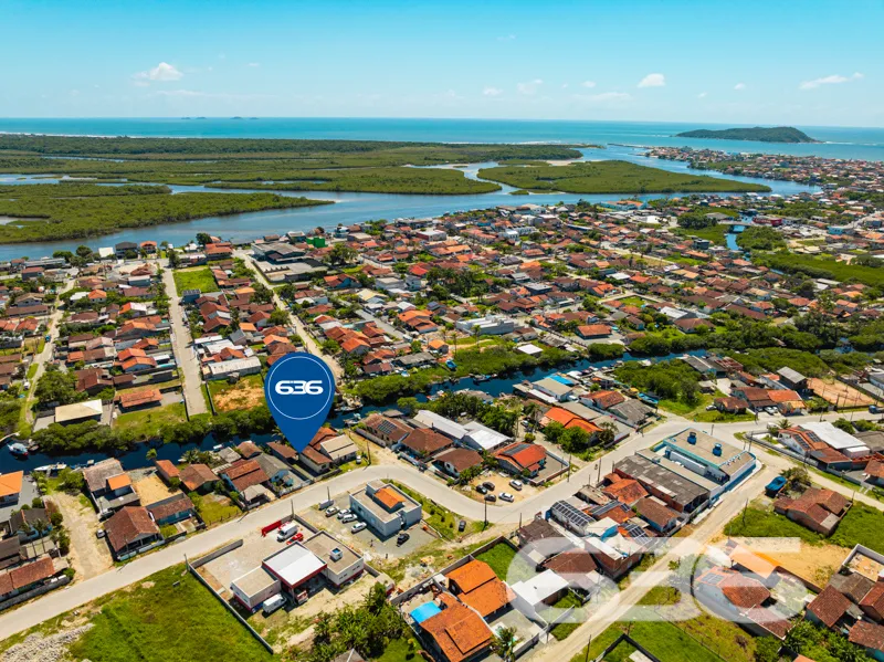 Casa à venda fundos para o rio no Centro, Balneári
