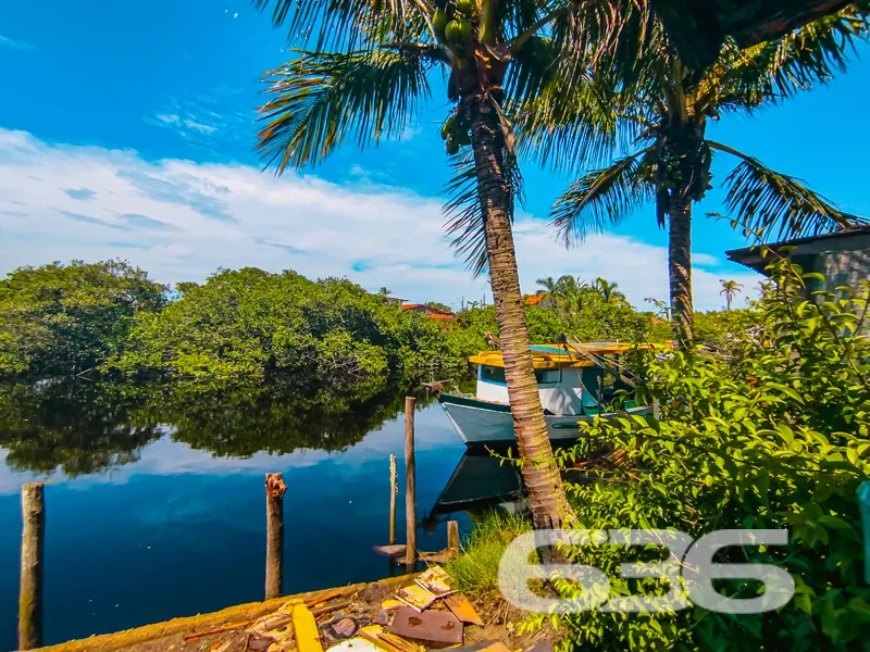 Casa à venda fundos para o rio no Centro, Balneári