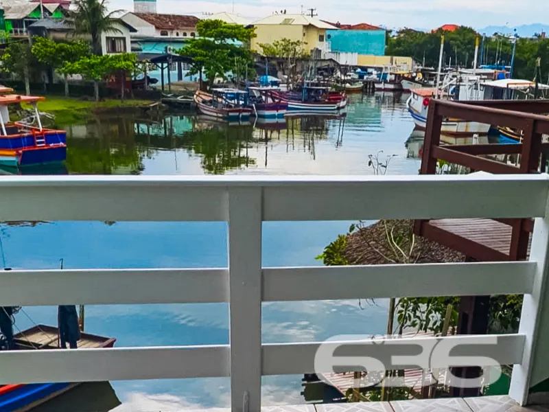 Sobrado à venda fundos para lagoa no Centro de Bal