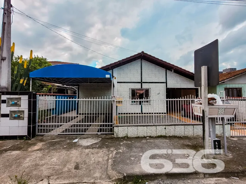 Casa à venda no Costa e Silva, Joinville, em rua p