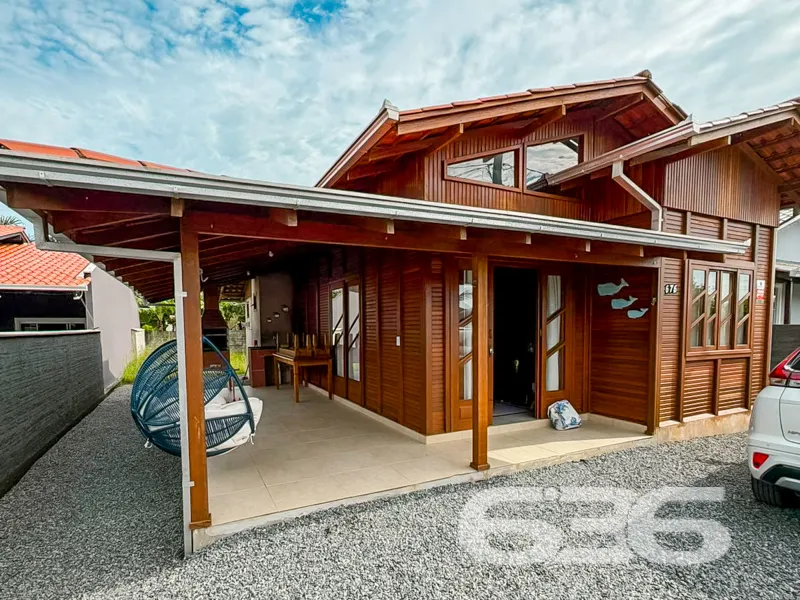 Casa à venda no encantador bairro de Ubatuba, São 