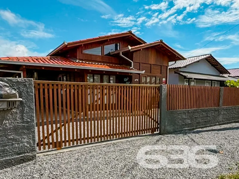 Casa à venda no encantador bairro de Ubatuba, São 