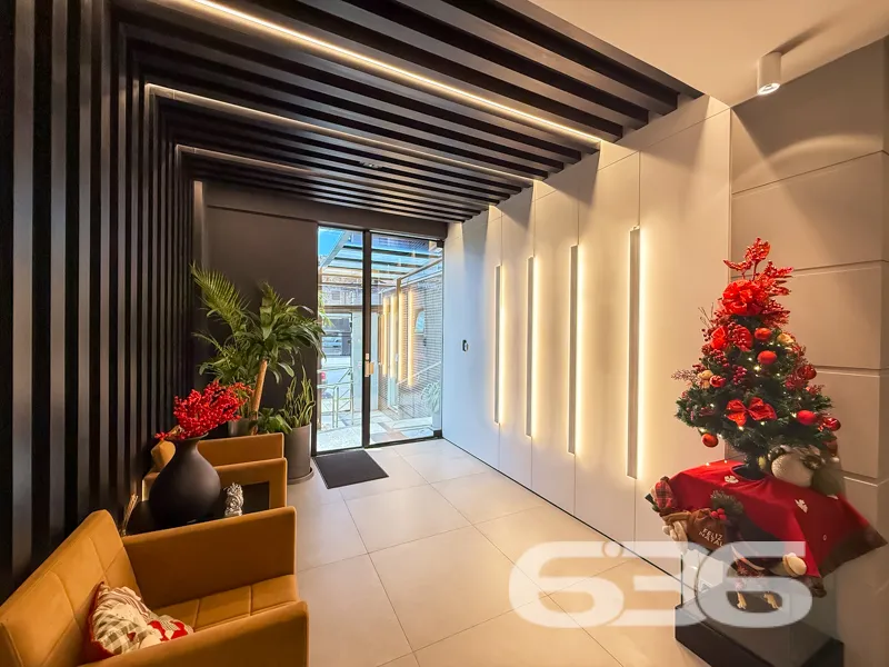 AMPLO APARTAMENTO COM SUĆTE + 2 QUARTOS NO BAIRRO