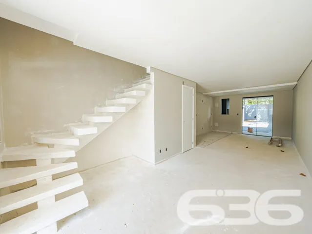 Apresentamos um refinado imĂłvel geminado, uma joia