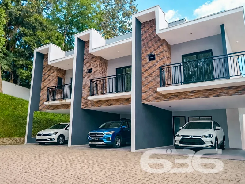 Sobrado à venda no bairro Glória em Joinville: des