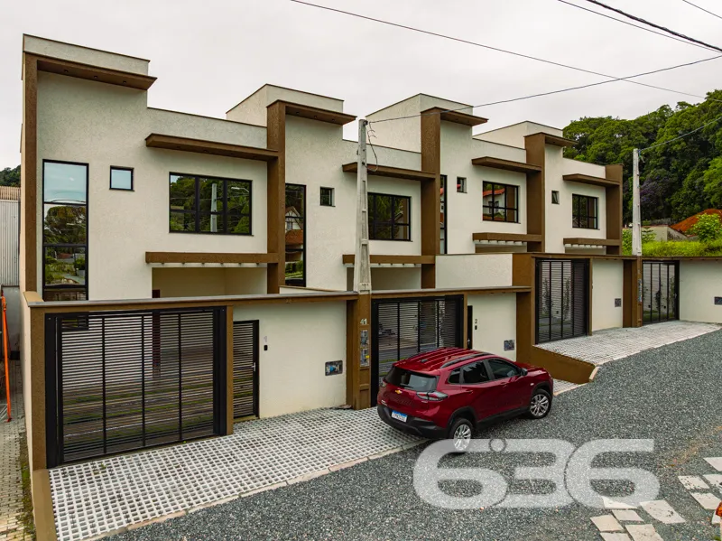 Sobrado à venda no Glória, Joinville. Essa encanta