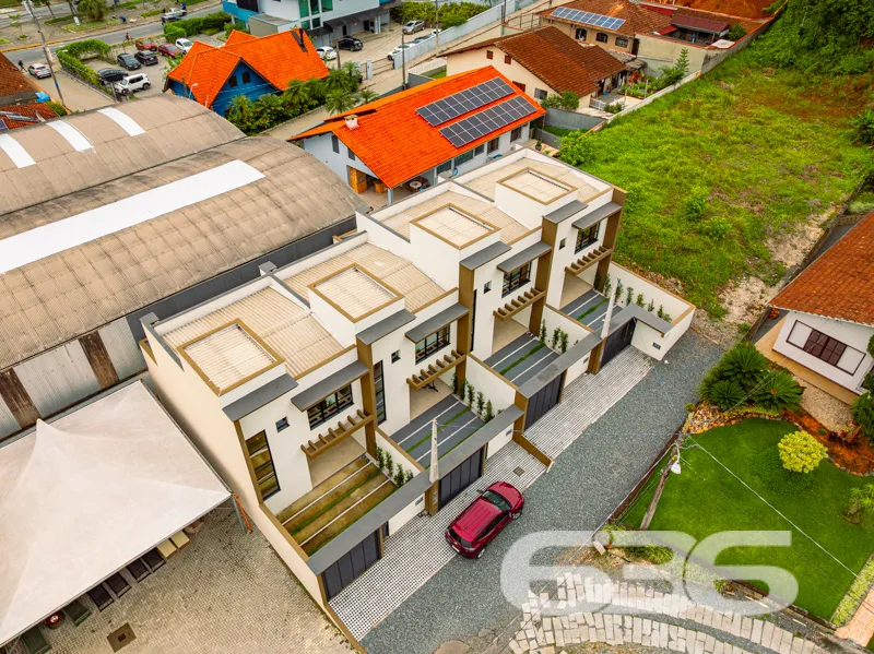 Sobrado à venda no Glória, Joinville. Essa encanta