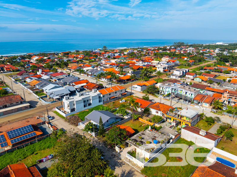 Residência térrea charmosa, com edícula e espaço de lazer, em terreno amplo e face norte em Balneário Barra do Sul/SC
Se você procura tranquilidade, conforto e praticidade em uma das regiões mais agradáveis do litoral catarinense, essa residência no bairro Salinas, em Balneário Barra do Sul, é a escolha perfeita.
Construída em terreno plano de 334,75m², esta casa térrea oferece excelente iluminação natural e ventilação em todos os ambientes. São 150m² de área construída muito bem distribuídos e que garantem conforto e funcionalidade para toda a família.
A área interna conta com uma sala de estar ampla e acolhedora, perfeita para reunir a família, além de copa e cozinha conjugadas com bancada em granito, proporcionando praticidade no dia a dia. A residência dispõe de 2 dormitórios confortáveis, sendo 1 suíte, além de 2 banheiros com ótimo acabamento e ventilação natural. A lavanderia é bem iluminada e funcional, com acesso direto ao ambiente externo.
Na parte externa, um dos grandes diferenciais: a edícula com área de festas equipada com churrasqueira, bancada em granito e fogão a lenha — ideal para momentos de lazer com amigos e familiares. O imóvel conta ainda com jardim, quintal espaçoso e 4 vagas de garagem (sendo 2 cobertas).
Totalmente murada, com grades e portão eletrônico, esta casa proporciona segurança e privacidade. A localização é estratégica, próxima a escolas, transporte público, vias de acesso e serviços essenciais, além de contar com conexão de internet por fibra óptica.
Não perca esta oportunidade! Agende uma visita com a equipe da 636 Negócios Imobiliários — mais de 30 anos construindo confiança no mercado imobiliário catarinense.
636 NEGÓCIOS IMOBILIÁRIOS: A SUA MELHOR ESCOLHA
Com mais de 30 anos de experiência, a 636 Negócios Imobiliários é sua parceira ideal para encontrar o imóvel perfeito. Estamos prontos para ajudá-lo a fazer deste imóvel o seu novo lar.
Telefone: (47) 3451-0636
WhatsApp: (47) 99190-0636
Não perca esta oportunidade única. Visite nosso site para mais informações: i636.com.br