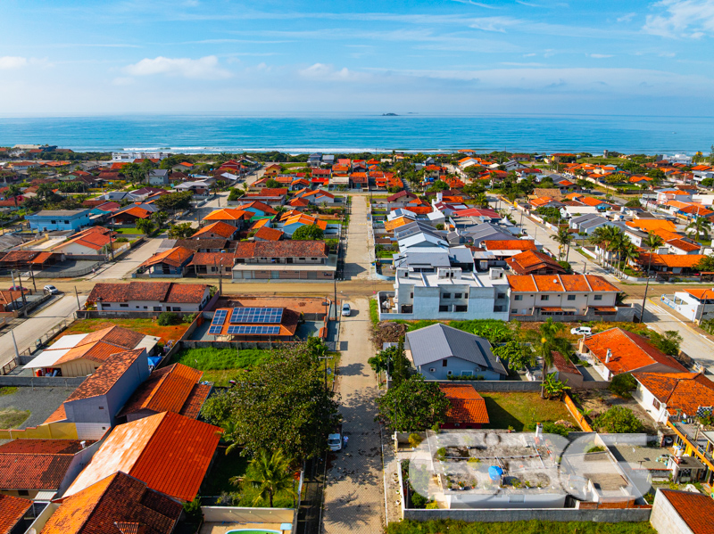 Residência térrea charmosa, com edícula e espaço de lazer, em terreno amplo e face norte em Balneário Barra do Sul/SC
Se você procura tranquilidade, conforto e praticidade em uma das regiões mais agradáveis do litoral catarinense, essa residência no bairro Salinas, em Balneário Barra do Sul, é a escolha perfeita.
Construída em terreno plano de 334,75m², esta casa térrea oferece excelente iluminação natural e ventilação em todos os ambientes. São 150m² de área construída muito bem distribuídos e que garantem conforto e funcionalidade para toda a família.
A área interna conta com uma sala de estar ampla e acolhedora, perfeita para reunir a família, além de copa e cozinha conjugadas com bancada em granito, proporcionando praticidade no dia a dia. A residência dispõe de 2 dormitórios confortáveis, sendo 1 suíte, além de 2 banheiros com ótimo acabamento e ventilação natural. A lavanderia é bem iluminada e funcional, com acesso direto ao ambiente externo.
Na parte externa, um dos grandes diferenciais: a edícula com área de festas equipada com churrasqueira, bancada em granito e fogão a lenha — ideal para momentos de lazer com amigos e familiares. O imóvel conta ainda com jardim, quintal espaçoso e 4 vagas de garagem (sendo 2 cobertas).
Totalmente murada, com grades e portão eletrônico, esta casa proporciona segurança e privacidade. A localização é estratégica, próxima a escolas, transporte público, vias de acesso e serviços essenciais, além de contar com conexão de internet por fibra óptica.
Não perca esta oportunidade! Agende uma visita com a equipe da 636 Negócios Imobiliários — mais de 30 anos construindo confiança no mercado imobiliário catarinense.
636 NEGÓCIOS IMOBILIÁRIOS: A SUA MELHOR ESCOLHA
Com mais de 30 anos de experiência, a 636 Negócios Imobiliários é sua parceira ideal para encontrar o imóvel perfeito. Estamos prontos para ajudá-lo a fazer deste imóvel o seu novo lar.
Telefone: (47) 3451-0636
WhatsApp: (47) 99190-0636
Não perca esta oportunidade única. Visite nosso site para mais informações: i636.com.br