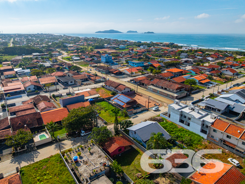 Residência térrea charmosa, com edícula e espaço de lazer, em terreno amplo e face norte em Balneário Barra do Sul/SC
Se você procura tranquilidade, conforto e praticidade em uma das regiões mais agradáveis do litoral catarinense, essa residência no bairro Salinas, em Balneário Barra do Sul, é a escolha perfeita.
Construída em terreno plano de 334,75m², esta casa térrea oferece excelente iluminação natural e ventilação em todos os ambientes. São 150m² de área construída muito bem distribuídos e que garantem conforto e funcionalidade para toda a família.
A área interna conta com uma sala de estar ampla e acolhedora, perfeita para reunir a família, além de copa e cozinha conjugadas com bancada em granito, proporcionando praticidade no dia a dia. A residência dispõe de 2 dormitórios confortáveis, sendo 1 suíte, além de 2 banheiros com ótimo acabamento e ventilação natural. A lavanderia é bem iluminada e funcional, com acesso direto ao ambiente externo.
Na parte externa, um dos grandes diferenciais: a edícula com área de festas equipada com churrasqueira, bancada em granito e fogão a lenha — ideal para momentos de lazer com amigos e familiares. O imóvel conta ainda com jardim, quintal espaçoso e 4 vagas de garagem (sendo 2 cobertas).
Totalmente murada, com grades e portão eletrônico, esta casa proporciona segurança e privacidade. A localização é estratégica, próxima a escolas, transporte público, vias de acesso e serviços essenciais, além de contar com conexão de internet por fibra óptica.
Não perca esta oportunidade! Agende uma visita com a equipe da 636 Negócios Imobiliários — mais de 30 anos construindo confiança no mercado imobiliário catarinense.
636 NEGÓCIOS IMOBILIÁRIOS: A SUA MELHOR ESCOLHA
Com mais de 30 anos de experiência, a 636 Negócios Imobiliários é sua parceira ideal para encontrar o imóvel perfeito. Estamos prontos para ajudá-lo a fazer deste imóvel o seu novo lar.
Telefone: (47) 3451-0636
WhatsApp: (47) 99190-0636
Não perca esta oportunidade única. Visite nosso site para mais informações: i636.com.br