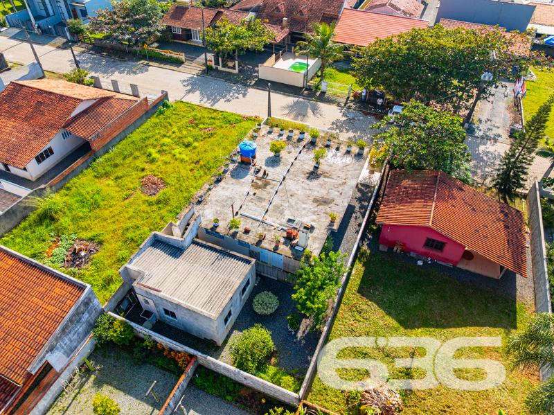 Residência térrea charmosa, com edícula e espaço de lazer, em terreno amplo e face norte em Balneário Barra do Sul/SC
Se você procura tranquilidade, conforto e praticidade em uma das regiões mais agradáveis do litoral catarinense, essa residência no bairro Salinas, em Balneário Barra do Sul, é a escolha perfeita.
Construída em terreno plano de 334,75m², esta casa térrea oferece excelente iluminação natural e ventilação em todos os ambientes. São 150m² de área construída muito bem distribuídos e que garantem conforto e funcionalidade para toda a família.
A área interna conta com uma sala de estar ampla e acolhedora, perfeita para reunir a família, além de copa e cozinha conjugadas com bancada em granito, proporcionando praticidade no dia a dia. A residência dispõe de 2 dormitórios confortáveis, sendo 1 suíte, além de 2 banheiros com ótimo acabamento e ventilação natural. A lavanderia é bem iluminada e funcional, com acesso direto ao ambiente externo.
Na parte externa, um dos grandes diferenciais: a edícula com área de festas equipada com churrasqueira, bancada em granito e fogão a lenha — ideal para momentos de lazer com amigos e familiares. O imóvel conta ainda com jardim, quintal espaçoso e 4 vagas de garagem (sendo 2 cobertas).
Totalmente murada, com grades e portão eletrônico, esta casa proporciona segurança e privacidade. A localização é estratégica, próxima a escolas, transporte público, vias de acesso e serviços essenciais, além de contar com conexão de internet por fibra óptica.
Não perca esta oportunidade! Agende uma visita com a equipe da 636 Negócios Imobiliários — mais de 30 anos construindo confiança no mercado imobiliário catarinense.
636 NEGÓCIOS IMOBILIÁRIOS: A SUA MELHOR ESCOLHA
Com mais de 30 anos de experiência, a 636 Negócios Imobiliários é sua parceira ideal para encontrar o imóvel perfeito. Estamos prontos para ajudá-lo a fazer deste imóvel o seu novo lar.
Telefone: (47) 3451-0636
WhatsApp: (47) 99190-0636
Não perca esta oportunidade única. Visite nosso site para mais informações: i636.com.br