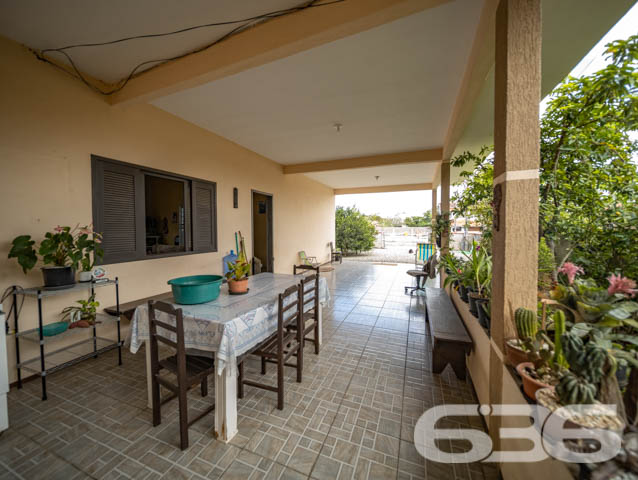 O QUE VOCÊ ESTAVA AGUARDANDOSTÁ AQUI NO NO BAIRRO SALINAS, EM BALNEÁRIO BARRA DO SUL - ESTUDA PERMUTA
Almeja conquistar sua sonhada casa na praia?!? Esta é sua grande oportunidade!
Situando-se a apenas 350m do mar e a 2 km de distância do Centro de uma das mais bem movimentadas praias de Santa Catarina, numa das únicas ruas que desembocam diretamente na praia, este ótimo imóvel desfruta da proximidade de diversas vias e lugares importantes na região.
São 150m² de área construída sobre 325m² de terreno. Sua planta é finamente composta por 1 suíte, 1 dormitório, sala de estar, cozinha, área de serviço, 2 banheiros e 2 vagas de garagem coberta. Nas áreas externas, lindas plantas ornamentais e árvores frutíferas concedem graciosidade ao ambiente.
Ficou interessado? O que você está esperando!? Entre já em contato conosco e agende sua visita para conhecer pessoalmente este imóvel! Você pode se apaixonar!
Consulte um de nossos corretores e saiba mais:
Telefone | 47 3448-3636
WhatsApp | 47 99190-0636
Imobiliária 636.