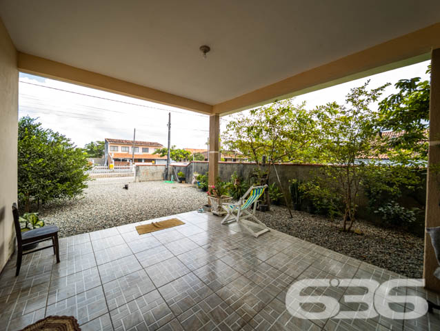 O QUE VOCÊ ESTAVA AGUARDANDOSTÁ AQUI NO NO BAIRRO SALINAS, EM BALNEÁRIO BARRA DO SUL - ESTUDA PERMUTA
Almeja conquistar sua sonhada casa na praia?!? Esta é sua grande oportunidade!
Situando-se a apenas 350m do mar e a 2 km de distância do Centro de uma das mais bem movimentadas praias de Santa Catarina, numa das únicas ruas que desembocam diretamente na praia, este ótimo imóvel desfruta da proximidade de diversas vias e lugares importantes na região.
São 150m² de área construída sobre 325m² de terreno. Sua planta é finamente composta por 1 suíte, 1 dormitório, sala de estar, cozinha, área de serviço, 2 banheiros e 2 vagas de garagem coberta. Nas áreas externas, lindas plantas ornamentais e árvores frutíferas concedem graciosidade ao ambiente.
Ficou interessado? O que você está esperando!? Entre já em contato conosco e agende sua visita para conhecer pessoalmente este imóvel! Você pode se apaixonar!
Consulte um de nossos corretores e saiba mais:
Telefone | 47 3448-3636
WhatsApp | 47 99190-0636
Imobiliária 636.