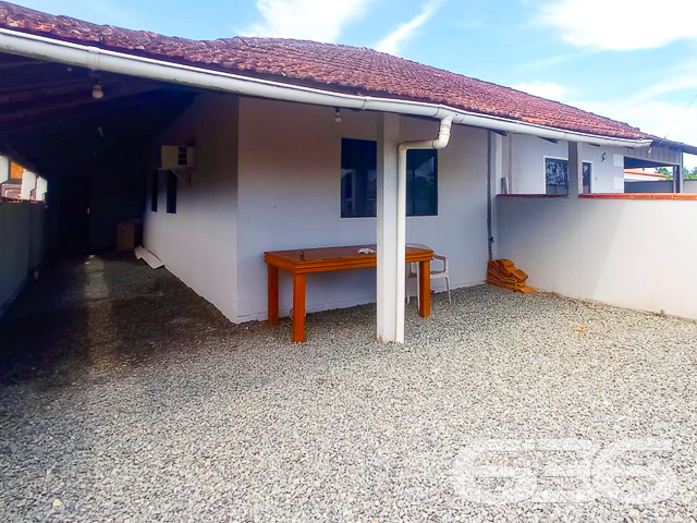 CASA COM 3 QUARTOS NO BAIRRO SALINAS - ESTUDA PERMUTA
Esta é uma residência térrea com 90m² de área construída sobre um terreno amplo de 325m², sendo 13 metros de frente por 25 metros em ambos os lados. Está situado em ótima localização, sendo excelente para veranistas, situado a cerca de 700 metros da praia - com inúmeras opções de lazer naturais, como: poder praticar diferentes esportes, ver gente nova, levar as crianças para brincar na areia, fazer uma caminhada no início da manhã, andar de bicicleta no final da tarde… as possibilidades são inúmeras
A casa dispõe de 3 dormitórios confortáveis, sala de estar e sala de jantar, cozinha, banheiro social, vaga de garagem e um proveitoso pátio nos fundos. Os cômodos possuem cores atraentes e uma boa iluminação.
Fale com um de nossos corretores agora mesmo e agende sua visita!
Telefone: (47) 3448-3636
WhatsApp: (47) 99190-0636