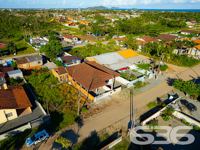CASA COM 3 QUARTOS NO BAIRRO SALINAS - ESTUDA PERMUTA
Esta é uma residência térrea com 90m² de área construída sobre um terreno amplo de 325m², sendo 13 metros de frente por 25 metros em ambos os lados. Está situado em ótima localização, sendo excelente para veranistas, situado a cerca de 700 metros da praia - com inúmeras opções de lazer naturais, como: poder praticar diferentes esportes, ver gente nova, levar as crianças para brincar na areia, fazer uma caminhada no início da manhã, andar de bicicleta no final da tarde… as possibilidades são inúmeras
A casa dispõe de 3 dormitórios confortáveis, sala de estar e sala de jantar, cozinha, banheiro social, vaga de garagem e um proveitoso pátio nos fundos. Os cômodos possuem cores atraentes e uma boa iluminação.
Fale com um de nossos corretores agora mesmo e agende sua visita!
Telefone: (47) 3448-3636
WhatsApp: (47) 99190-0636