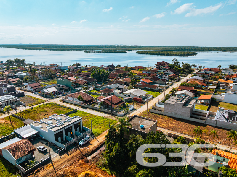 Terreno à Venda em Balneário Barra do Sul – Seu Refúgio na Praia Espera por Você!
Se você sonha em construir um recanto exclusivo, próximo à natureza, e ainda desfrutar da tranquilidade de uma cidade litorânea em crescimento, a sua busca acaba aqui. Apresentamos um terreno único na região da Costeira, em Balneário Barra do Sul.
Com uma localização privilegiada, este terreno está imerso na beleza e serenidade de um dos locais mais charmosos da cidade. Situado a apenas 200 metros da deslumbrante lagoa da Costeira, aqui você pode desfrutar do melhor que a natureza tem a oferecer, com oportunidades infinitas de lazer e relaxamento.
Imagine a possibilidade de acordar todos os dias com o perfume do mar e a proximidade com a lagoa, proporcionando momentos inesquecíveis de lazer para toda a família. Este terreno oferece a você o potencial infinito para criar uma casa dos sonhos, refletindo o conforto e a exclusividade que tanto almeja.
Por que investir em Balneário Barra do Sul?
Reconhecida por suas praias de beleza singular e pela riqueza ecológica, a cidade está em pleno desenvolvimento, com valorização constante dos imóveis. Ideal tanto para quem deseja morar quanto para investidores que visam lucrar com o crescimento da região.
Não perca esta oportunidade única de garantir um espaço em uma das áreas mais promissoras do litoral catarinense. Proporcione a si mesmo um novo padrão de qualidade de vida, com a liberdade de projetar conforme seus sonhos e necessidades.
Entre em contato conosco para agendar a sua visita. A 636 Negócios Imobiliários está pronta para ajudar você a realizar sua próxima grande aquisição! Seja para morar ou investir, este é o terreno que você procurava. Vamos, juntos, construir seu futuro!
636 NEGÓCIOS IMOBILIÁRIOS: A SUA MELHOR ESCOLHA
Com mais de 30 anos de experiência, a 636 Negócios Imobiliários é sua parceira ideal para encontrar o imóvel perfeito. Estamos prontos para ajudá-lo a fazer deste imóvel o seu novo lar.
Telefone: (47) 3451-0636
WhatsApp: (47) 99190-0636
Não perca esta oportunidade única. Visite nosso site para mais informações: i636.com.br