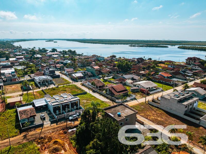 Terreno à Venda em Balneário Barra do Sul – Seu Refúgio na Praia Espera por Você!
Se você sonha em construir um recanto exclusivo, próximo à natureza, e ainda desfrutar da tranquilidade de uma cidade litorânea em crescimento, a sua busca acaba aqui. Apresentamos um terreno único na região da Costeira, em Balneário Barra do Sul.
Com uma localização privilegiada, este terreno está imerso na beleza e serenidade de um dos locais mais charmosos da cidade. Situado a apenas 200 metros da deslumbrante lagoa da Costeira, aqui você pode desfrutar do melhor que a natureza tem a oferecer, com oportunidades infinitas de lazer e relaxamento.
Imagine a possibilidade de acordar todos os dias com o perfume do mar e a proximidade com a lagoa, proporcionando momentos inesquecíveis de lazer para toda a família. Este terreno oferece a você o potencial infinito para criar uma casa dos sonhos, refletindo o conforto e a exclusividade que tanto almeja.
Por que investir em Balneário Barra do Sul?
Reconhecida por suas praias de beleza singular e pela riqueza ecológica, a cidade está em pleno desenvolvimento, com valorização constante dos imóveis. Ideal tanto para quem deseja morar quanto para investidores que visam lucrar com o crescimento da região.
Não perca esta oportunidade única de garantir um espaço em uma das áreas mais promissoras do litoral catarinense. Proporcione a si mesmo um novo padrão de qualidade de vida, com a liberdade de projetar conforme seus sonhos e necessidades.
Entre em contato conosco para agendar a sua visita. A 636 Negócios Imobiliários está pronta para ajudar você a realizar sua próxima grande aquisição! Seja para morar ou investir, este é o terreno que você procurava. Vamos, juntos, construir seu futuro!
636 NEGÓCIOS IMOBILIÁRIOS: A SUA MELHOR ESCOLHA
Com mais de 30 anos de experiência, a 636 Negócios Imobiliários é sua parceira ideal para encontrar o imóvel perfeito. Estamos prontos para ajudá-lo a fazer deste imóvel o seu novo lar.
Telefone: (47) 3451-0636
WhatsApp: (47) 99190-0636
Não perca esta oportunidade única. Visite nosso site para mais informações: i636.com.br