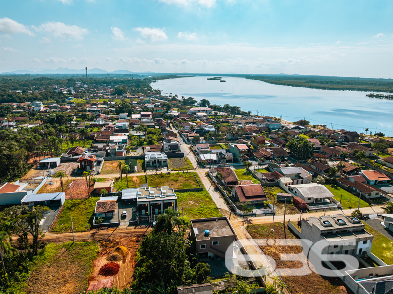 Terreno à Venda em Balneário Barra do Sul – Seu Refúgio na Praia Espera por Você!
Se você sonha em construir um recanto exclusivo, próximo à natureza, e ainda desfrutar da tranquilidade de uma cidade litorânea em crescimento, a sua busca acaba aqui. Apresentamos um terreno único na região da Costeira, em Balneário Barra do Sul.
Com uma localização privilegiada, este terreno está imerso na beleza e serenidade de um dos locais mais charmosos da cidade. Situado a apenas 200 metros da deslumbrante lagoa da Costeira, aqui você pode desfrutar do melhor que a natureza tem a oferecer, com oportunidades infinitas de lazer e relaxamento.
Imagine a possibilidade de acordar todos os dias com o perfume do mar e a proximidade com a lagoa, proporcionando momentos inesquecíveis de lazer para toda a família. Este terreno oferece a você o potencial infinito para criar uma casa dos sonhos, refletindo o conforto e a exclusividade que tanto almeja.
Por que investir em Balneário Barra do Sul?
Reconhecida por suas praias de beleza singular e pela riqueza ecológica, a cidade está em pleno desenvolvimento, com valorização constante dos imóveis. Ideal tanto para quem deseja morar quanto para investidores que visam lucrar com o crescimento da região.
Não perca esta oportunidade única de garantir um espaço em uma das áreas mais promissoras do litoral catarinense. Proporcione a si mesmo um novo padrão de qualidade de vida, com a liberdade de projetar conforme seus sonhos e necessidades.
Entre em contato conosco para agendar a sua visita. A 636 Negócios Imobiliários está pronta para ajudar você a realizar sua próxima grande aquisição! Seja para morar ou investir, este é o terreno que você procurava. Vamos, juntos, construir seu futuro!
636 NEGÓCIOS IMOBILIÁRIOS: A SUA MELHOR ESCOLHA
Com mais de 30 anos de experiência, a 636 Negócios Imobiliários é sua parceira ideal para encontrar o imóvel perfeito. Estamos prontos para ajudá-lo a fazer deste imóvel o seu novo lar.
Telefone: (47) 3451-0636
WhatsApp: (47) 99190-0636
Não perca esta oportunidade única. Visite nosso site para mais informações: i636.com.br