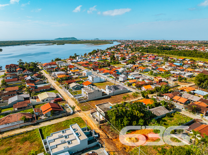 Terreno à Venda em Balneário Barra do Sul – Seu Refúgio na Praia Espera por Você!
Se você sonha em construir um recanto exclusivo, próximo à natureza, e ainda desfrutar da tranquilidade de uma cidade litorânea em crescimento, a sua busca acaba aqui. Apresentamos um terreno único na região da Costeira, em Balneário Barra do Sul.
Com uma localização privilegiada, este terreno está imerso na beleza e serenidade de um dos locais mais charmosos da cidade. Situado a apenas 200 metros da deslumbrante lagoa da Costeira, aqui você pode desfrutar do melhor que a natureza tem a oferecer, com oportunidades infinitas de lazer e relaxamento.
Imagine a possibilidade de acordar todos os dias com o perfume do mar e a proximidade com a lagoa, proporcionando momentos inesquecíveis de lazer para toda a família. Este terreno oferece a você o potencial infinito para criar uma casa dos sonhos, refletindo o conforto e a exclusividade que tanto almeja.
Por que investir em Balneário Barra do Sul?
Reconhecida por suas praias de beleza singular e pela riqueza ecológica, a cidade está em pleno desenvolvimento, com valorização constante dos imóveis. Ideal tanto para quem deseja morar quanto para investidores que visam lucrar com o crescimento da região.
Não perca esta oportunidade única de garantir um espaço em uma das áreas mais promissoras do litoral catarinense. Proporcione a si mesmo um novo padrão de qualidade de vida, com a liberdade de projetar conforme seus sonhos e necessidades.
Entre em contato conosco para agendar a sua visita. A 636 Negócios Imobiliários está pronta para ajudar você a realizar sua próxima grande aquisição! Seja para morar ou investir, este é o terreno que você procurava. Vamos, juntos, construir seu futuro!
636 NEGÓCIOS IMOBILIÁRIOS: A SUA MELHOR ESCOLHA
Com mais de 30 anos de experiência, a 636 Negócios Imobiliários é sua parceira ideal para encontrar o imóvel perfeito. Estamos prontos para ajudá-lo a fazer deste imóvel o seu novo lar.
Telefone: (47) 3451-0636
WhatsApp: (47) 99190-0636
Não perca esta oportunidade única. Visite nosso site para mais informações: i636.com.br