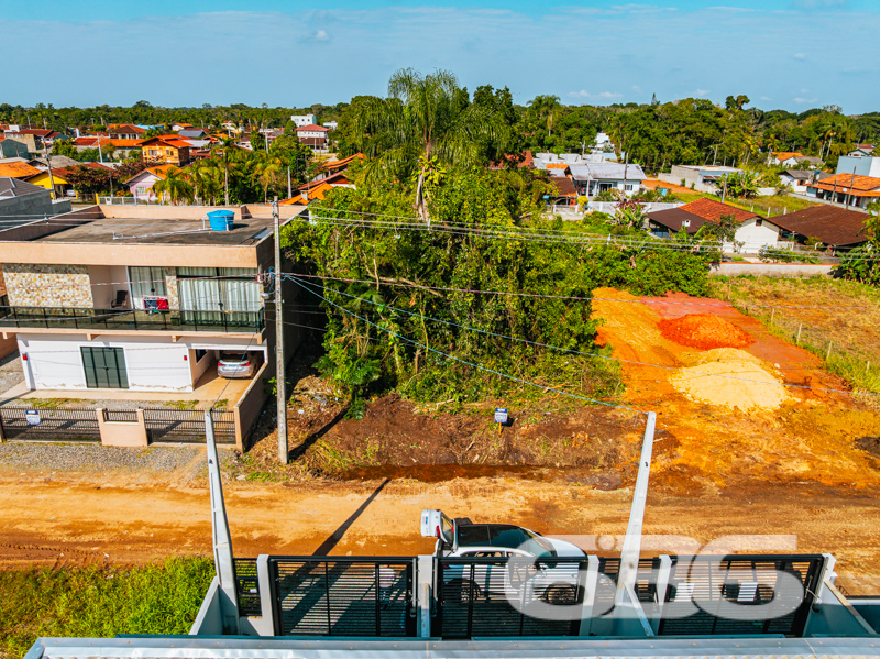 Terreno à Venda em Balneário Barra do Sul – Seu Refúgio na Praia Espera por Você!
Se você sonha em construir um recanto exclusivo, próximo à natureza, e ainda desfrutar da tranquilidade de uma cidade litorânea em crescimento, a sua busca acaba aqui. Apresentamos um terreno único na região da Costeira, em Balneário Barra do Sul.
Com uma localização privilegiada, este terreno está imerso na beleza e serenidade de um dos locais mais charmosos da cidade. Situado a apenas 200 metros da deslumbrante lagoa da Costeira, aqui você pode desfrutar do melhor que a natureza tem a oferecer, com oportunidades infinitas de lazer e relaxamento.
Imagine a possibilidade de acordar todos os dias com o perfume do mar e a proximidade com a lagoa, proporcionando momentos inesquecíveis de lazer para toda a família. Este terreno oferece a você o potencial infinito para criar uma casa dos sonhos, refletindo o conforto e a exclusividade que tanto almeja.
Por que investir em Balneário Barra do Sul?
Reconhecida por suas praias de beleza singular e pela riqueza ecológica, a cidade está em pleno desenvolvimento, com valorização constante dos imóveis. Ideal tanto para quem deseja morar quanto para investidores que visam lucrar com o crescimento da região.
Não perca esta oportunidade única de garantir um espaço em uma das áreas mais promissoras do litoral catarinense. Proporcione a si mesmo um novo padrão de qualidade de vida, com a liberdade de projetar conforme seus sonhos e necessidades.
Entre em contato conosco para agendar a sua visita. A 636 Negócios Imobiliários está pronta para ajudar você a realizar sua próxima grande aquisição! Seja para morar ou investir, este é o terreno que você procurava. Vamos, juntos, construir seu futuro!
636 NEGÓCIOS IMOBILIÁRIOS: A SUA MELHOR ESCOLHA
Com mais de 30 anos de experiência, a 636 Negócios Imobiliários é sua parceira ideal para encontrar o imóvel perfeito. Estamos prontos para ajudá-lo a fazer deste imóvel o seu novo lar.
Telefone: (47) 3451-0636
WhatsApp: (47) 99190-0636
Não perca esta oportunidade única. Visite nosso site para mais informações: i636.com.br