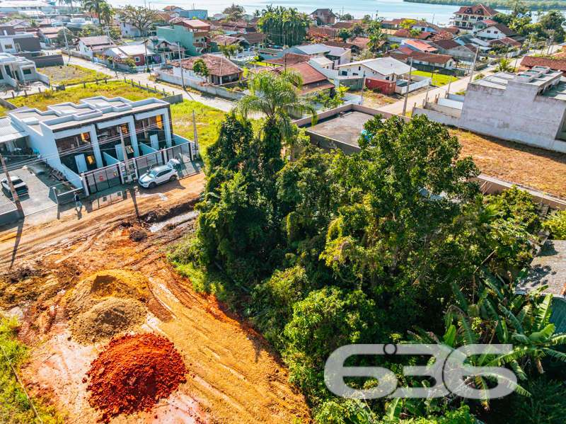Terreno à Venda em Balneário Barra do Sul – Seu Refúgio na Praia Espera por Você!
Se você sonha em construir um recanto exclusivo, próximo à natureza, e ainda desfrutar da tranquilidade de uma cidade litorânea em crescimento, a sua busca acaba aqui. Apresentamos um terreno único na região da Costeira, em Balneário Barra do Sul.
Com uma localização privilegiada, este terreno está imerso na beleza e serenidade de um dos locais mais charmosos da cidade. Situado a apenas 200 metros da deslumbrante lagoa da Costeira, aqui você pode desfrutar do melhor que a natureza tem a oferecer, com oportunidades infinitas de lazer e relaxamento.
Imagine a possibilidade de acordar todos os dias com o perfume do mar e a proximidade com a lagoa, proporcionando momentos inesquecíveis de lazer para toda a família. Este terreno oferece a você o potencial infinito para criar uma casa dos sonhos, refletindo o conforto e a exclusividade que tanto almeja.
Por que investir em Balneário Barra do Sul?
Reconhecida por suas praias de beleza singular e pela riqueza ecológica, a cidade está em pleno desenvolvimento, com valorização constante dos imóveis. Ideal tanto para quem deseja morar quanto para investidores que visam lucrar com o crescimento da região.
Não perca esta oportunidade única de garantir um espaço em uma das áreas mais promissoras do litoral catarinense. Proporcione a si mesmo um novo padrão de qualidade de vida, com a liberdade de projetar conforme seus sonhos e necessidades.
Entre em contato conosco para agendar a sua visita. A 636 Negócios Imobiliários está pronta para ajudar você a realizar sua próxima grande aquisição! Seja para morar ou investir, este é o terreno que você procurava. Vamos, juntos, construir seu futuro!
636 NEGÓCIOS IMOBILIÁRIOS: A SUA MELHOR ESCOLHA
Com mais de 30 anos de experiência, a 636 Negócios Imobiliários é sua parceira ideal para encontrar o imóvel perfeito. Estamos prontos para ajudá-lo a fazer deste imóvel o seu novo lar.
Telefone: (47) 3451-0636
WhatsApp: (47) 99190-0636
Não perca esta oportunidade única. Visite nosso site para mais informações: i636.com.br
