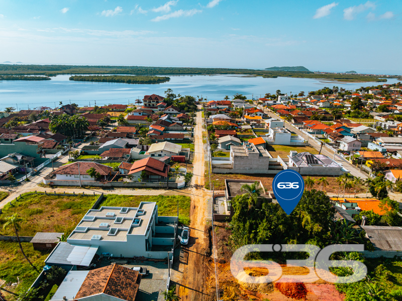 Terreno à Venda em Balneário Barra do Sul – Seu Refúgio na Praia Espera por Você!
Se você sonha em construir um recanto exclusivo, próximo à natureza, e ainda desfrutar da tranquilidade de uma cidade litorânea em crescimento, a sua busca acaba aqui. Apresentamos um terreno único na região da Costeira, em Balneário Barra do Sul.
Com uma localização privilegiada, este terreno está imerso na beleza e serenidade de um dos locais mais charmosos da cidade. Situado a apenas 200 metros da deslumbrante lagoa da Costeira, aqui você pode desfrutar do melhor que a natureza tem a oferecer, com oportunidades infinitas de lazer e relaxamento.
Imagine a possibilidade de acordar todos os dias com o perfume do mar e a proximidade com a lagoa, proporcionando momentos inesquecíveis de lazer para toda a família. Este terreno oferece a você o potencial infinito para criar uma casa dos sonhos, refletindo o conforto e a exclusividade que tanto almeja.
Por que investir em Balneário Barra do Sul?
Reconhecida por suas praias de beleza singular e pela riqueza ecológica, a cidade está em pleno desenvolvimento, com valorização constante dos imóveis. Ideal tanto para quem deseja morar quanto para investidores que visam lucrar com o crescimento da região.
Não perca esta oportunidade única de garantir um espaço em uma das áreas mais promissoras do litoral catarinense. Proporcione a si mesmo um novo padrão de qualidade de vida, com a liberdade de projetar conforme seus sonhos e necessidades.
Entre em contato conosco para agendar a sua visita. A 636 Negócios Imobiliários está pronta para ajudar você a realizar sua próxima grande aquisição! Seja para morar ou investir, este é o terreno que você procurava. Vamos, juntos, construir seu futuro!
636 NEGÓCIOS IMOBILIÁRIOS: A SUA MELHOR ESCOLHA
Com mais de 30 anos de experiência, a 636 Negócios Imobiliários é sua parceira ideal para encontrar o imóvel perfeito. Estamos prontos para ajudá-lo a fazer deste imóvel o seu novo lar.
Telefone: (47) 3451-0636
WhatsApp: (47) 99190-0636
Não perca esta oportunidade única. Visite nosso site para mais informações: i636.com.br