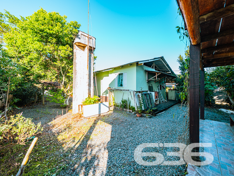 Seu refúgio acolhedor em Balneário Barra do Sul/SC – Bairro Costeira!
Imagine uma casa que carrega a essência do tempo da vovó: café passado na hora, tranquilidade no ar e o som das árvores balançando com a brisa da lagoa. Esta residência térrea, oferece exatamente isso – um lar cheio de memórias e possibilidades, a apenas 300 metros da lagoa.
Com 160m² de área construída em um terreno plano de 405m², a propriedade está situada em uma rua tranquila, com vizinhos moradores fixos, face norte e topografia regular.
A casa principal é composta por:
3 dormitórios arejados e com boa iluminação natural;
2 banheiros funcionais;
Sala de estar aconchegante;
Cozinha prática e bem distribuída;
Área de serviço;
Garagem coberta para 2 veículos;
Jardim com plantas e canteiros que transmitem vida;
Imóvel murado/cercado com conexão de internet por fibra ótica.
Nos fundos, um verdadeiro diferencial: uma construção complementar com grande potencial! No térreo, conta com uma sala, copa e banheiro social. No piso superior (em madeira), há dois quartos adicionais. Ideal para adaptar como uma segunda moradia, criar uma edícula independente ou rentabilizar com aluguel por temporada.
São, ao todo, 5 dormitórios e 3 banheiros entre as duas estruturas. É o tipo de imóvel versátil que se adapta às mais diversas necessidades familiares ou oportunidades de renda.
Com a solidez de quem atua há mais de 30 anos com excelência técnica e jurídica em Balneário Barra do Sul, a 636 Negócios Imobiliários oferece esta oportunidade única para quem busca um lar com alma, história e grande potencial.
636 NEGÓCIOS IMOBILIÁRIOS: A SUA MELHOR ESCOLHA
Com mais de 30 anos de experiência, a 636 Negócios Imobiliários é sua parceira ideal para encontrar o imóvel perfeito. Estamos prontos para ajudá-lo a fazer deste imóvel o seu novo lar.
Telefone: (47) 3451-0636
WhatsApp: (47) 99190-0636
Não perca esta oportunidade única. Visite nosso site para mais informações: i636.com.br