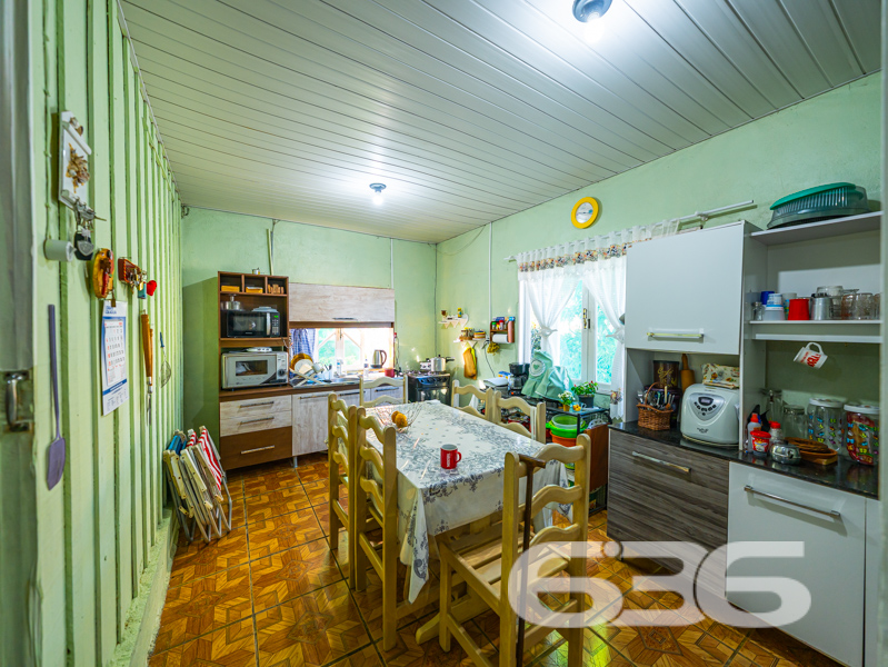 Seu refúgio acolhedor em Balneário Barra do Sul/SC – Bairro Costeira!
Imagine uma casa que carrega a essência do tempo da vovó: café passado na hora, tranquilidade no ar e o som das árvores balançando com a brisa da lagoa. Esta residência térrea, oferece exatamente isso – um lar cheio de memórias e possibilidades, a apenas 300 metros da lagoa.
Com 160m² de área construída em um terreno plano de 405m², a propriedade está situada em uma rua tranquila, com vizinhos moradores fixos, face norte e topografia regular.
A casa principal é composta por:
3 dormitórios arejados e com boa iluminação natural;
2 banheiros funcionais;
Sala de estar aconchegante;
Cozinha prática e bem distribuída;
Área de serviço;
Garagem coberta para 2 veículos;
Jardim com plantas e canteiros que transmitem vida;
Imóvel murado/cercado com conexão de internet por fibra ótica.
Nos fundos, um verdadeiro diferencial: uma construção complementar com grande potencial! No térreo, conta com uma sala, copa e banheiro social. No piso superior (em madeira), há dois quartos adicionais. Ideal para adaptar como uma segunda moradia, criar uma edícula independente ou rentabilizar com aluguel por temporada.
São, ao todo, 5 dormitórios e 3 banheiros entre as duas estruturas. É o tipo de imóvel versátil que se adapta às mais diversas necessidades familiares ou oportunidades de renda.
Com a solidez de quem atua há mais de 30 anos com excelência técnica e jurídica em Balneário Barra do Sul, a 636 Negócios Imobiliários oferece esta oportunidade única para quem busca um lar com alma, história e grande potencial.
636 NEGÓCIOS IMOBILIÁRIOS: A SUA MELHOR ESCOLHA
Com mais de 30 anos de experiência, a 636 Negócios Imobiliários é sua parceira ideal para encontrar o imóvel perfeito. Estamos prontos para ajudá-lo a fazer deste imóvel o seu novo lar.
Telefone: (47) 3451-0636
WhatsApp: (47) 99190-0636
Não perca esta oportunidade única. Visite nosso site para mais informações: i636.com.br
