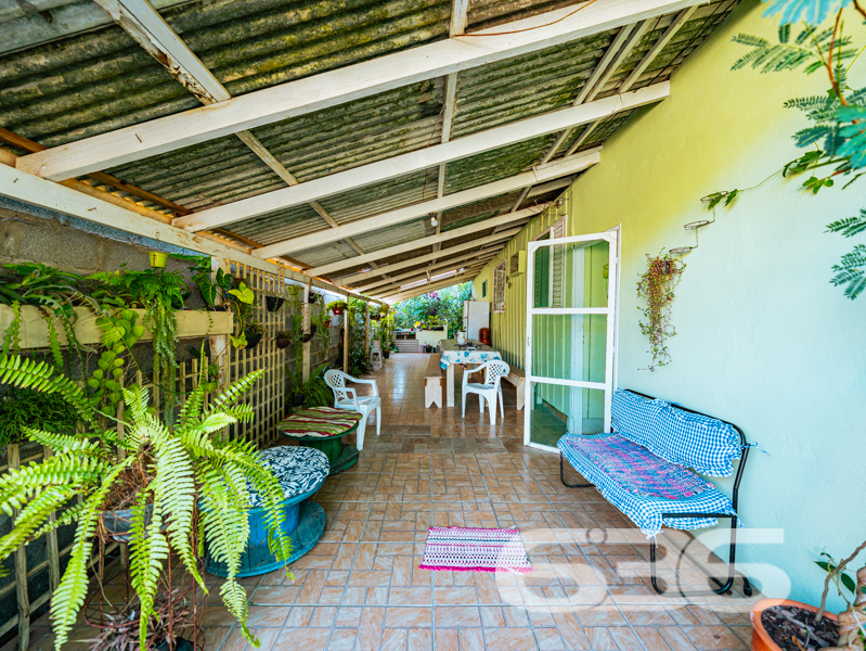 Seu refúgio acolhedor em Balneário Barra do Sul/SC – Bairro Costeira!
Imagine uma casa que carrega a essência do tempo da vovó: café passado na hora, tranquilidade no ar e o som das árvores balançando com a brisa da lagoa. Esta residência térrea, oferece exatamente isso – um lar cheio de memórias e possibilidades, a apenas 300 metros da lagoa.
Com 160m² de área construída em um terreno plano de 405m², a propriedade está situada em uma rua tranquila, com vizinhos moradores fixos, face norte e topografia regular.
A casa principal é composta por:
3 dormitórios arejados e com boa iluminação natural;
2 banheiros funcionais;
Sala de estar aconchegante;
Cozinha prática e bem distribuída;
Área de serviço;
Garagem coberta para 2 veículos;
Jardim com plantas e canteiros que transmitem vida;
Imóvel murado/cercado com conexão de internet por fibra ótica.
Nos fundos, um verdadeiro diferencial: uma construção complementar com grande potencial! No térreo, conta com uma sala, copa e banheiro social. No piso superior (em madeira), há dois quartos adicionais. Ideal para adaptar como uma segunda moradia, criar uma edícula independente ou rentabilizar com aluguel por temporada.
São, ao todo, 5 dormitórios e 3 banheiros entre as duas estruturas. É o tipo de imóvel versátil que se adapta às mais diversas necessidades familiares ou oportunidades de renda.
Com a solidez de quem atua há mais de 30 anos com excelência técnica e jurídica em Balneário Barra do Sul, a 636 Negócios Imobiliários oferece esta oportunidade única para quem busca um lar com alma, história e grande potencial.
636 NEGÓCIOS IMOBILIÁRIOS: A SUA MELHOR ESCOLHA
Com mais de 30 anos de experiência, a 636 Negócios Imobiliários é sua parceira ideal para encontrar o imóvel perfeito. Estamos prontos para ajudá-lo a fazer deste imóvel o seu novo lar.
Telefone: (47) 3451-0636
WhatsApp: (47) 99190-0636
Não perca esta oportunidade única. Visite nosso site para mais informações: i636.com.br