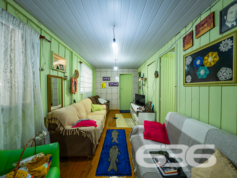 Seu refúgio acolhedor em Balneário Barra do Sul/SC – Bairro Costeira!
Imagine uma casa que carrega a essência do tempo da vovó: café passado na hora, tranquilidade no ar e o som das árvores balançando com a brisa da lagoa. Esta residência térrea, oferece exatamente isso – um lar cheio de memórias e possibilidades, a apenas 300 metros da lagoa.
Com 160m² de área construída em um terreno plano de 405m², a propriedade está situada em uma rua tranquila, com vizinhos moradores fixos, face norte e topografia regular.
A casa principal é composta por:
3 dormitórios arejados e com boa iluminação natural;
2 banheiros funcionais;
Sala de estar aconchegante;
Cozinha prática e bem distribuída;
Área de serviço;
Garagem coberta para 2 veículos;
Jardim com plantas e canteiros que transmitem vida;
Imóvel murado/cercado com conexão de internet por fibra ótica.
Nos fundos, um verdadeiro diferencial: uma construção complementar com grande potencial! No térreo, conta com uma sala, copa e banheiro social. No piso superior (em madeira), há dois quartos adicionais. Ideal para adaptar como uma segunda moradia, criar uma edícula independente ou rentabilizar com aluguel por temporada.
São, ao todo, 5 dormitórios e 3 banheiros entre as duas estruturas. É o tipo de imóvel versátil que se adapta às mais diversas necessidades familiares ou oportunidades de renda.
Com a solidez de quem atua há mais de 30 anos com excelência técnica e jurídica em Balneário Barra do Sul, a 636 Negócios Imobiliários oferece esta oportunidade única para quem busca um lar com alma, história e grande potencial.
636 NEGÓCIOS IMOBILIÁRIOS: A SUA MELHOR ESCOLHA
Com mais de 30 anos de experiência, a 636 Negócios Imobiliários é sua parceira ideal para encontrar o imóvel perfeito. Estamos prontos para ajudá-lo a fazer deste imóvel o seu novo lar.
Telefone: (47) 3451-0636
WhatsApp: (47) 99190-0636
Não perca esta oportunidade única. Visite nosso site para mais informações: i636.com.br