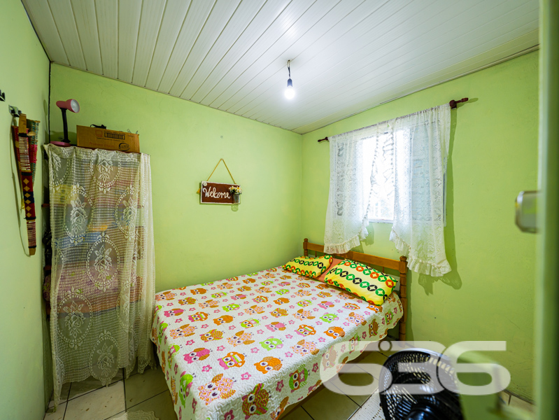Seu refúgio acolhedor em Balneário Barra do Sul/SC – Bairro Costeira!
Imagine uma casa que carrega a essência do tempo da vovó: café passado na hora, tranquilidade no ar e o som das árvores balançando com a brisa da lagoa. Esta residência térrea, oferece exatamente isso – um lar cheio de memórias e possibilidades, a apenas 300 metros da lagoa.
Com 160m² de área construída em um terreno plano de 405m², a propriedade está situada em uma rua tranquila, com vizinhos moradores fixos, face norte e topografia regular.
A casa principal é composta por:
3 dormitórios arejados e com boa iluminação natural;
2 banheiros funcionais;
Sala de estar aconchegante;
Cozinha prática e bem distribuída;
Área de serviço;
Garagem coberta para 2 veículos;
Jardim com plantas e canteiros que transmitem vida;
Imóvel murado/cercado com conexão de internet por fibra ótica.
Nos fundos, um verdadeiro diferencial: uma construção complementar com grande potencial! No térreo, conta com uma sala, copa e banheiro social. No piso superior (em madeira), há dois quartos adicionais. Ideal para adaptar como uma segunda moradia, criar uma edícula independente ou rentabilizar com aluguel por temporada.
São, ao todo, 5 dormitórios e 3 banheiros entre as duas estruturas. É o tipo de imóvel versátil que se adapta às mais diversas necessidades familiares ou oportunidades de renda.
Com a solidez de quem atua há mais de 30 anos com excelência técnica e jurídica em Balneário Barra do Sul, a 636 Negócios Imobiliários oferece esta oportunidade única para quem busca um lar com alma, história e grande potencial.
636 NEGÓCIOS IMOBILIÁRIOS: A SUA MELHOR ESCOLHA
Com mais de 30 anos de experiência, a 636 Negócios Imobiliários é sua parceira ideal para encontrar o imóvel perfeito. Estamos prontos para ajudá-lo a fazer deste imóvel o seu novo lar.
Telefone: (47) 3451-0636
WhatsApp: (47) 99190-0636
Não perca esta oportunidade única. Visite nosso site para mais informações: i636.com.br