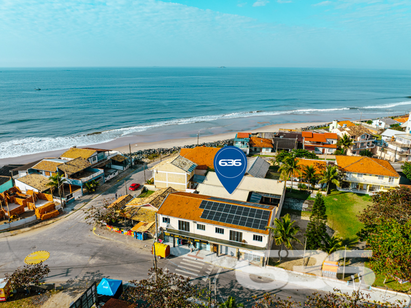 Imóvel diferenciado à venda no Centro de Balneário Barra do Sul – Ideal para morar e investir!

Apresentamos esta excelente oportunidade de aquisição de um imóvel com perfil misto – residencial e comercial – estrategicamente localizado no coração de Balneário Barra do Sul. São 550 m² de área construída sobre um amplo terreno plano e murado de 566 m².

O imóvel é composto por três edificações independentes, o que proporciona potencial de rendimento com locação e privacidade entre os espaços:

* Na parte frontal do terreno, há duas salas comerciais com acessos distintos, sendo uma com 90 m² e outra com 37 m², ideais para quem busca empreender ou gerar renda passiva com aluguéis.

* No piso superior, localizam-se dois apartamentos, cada um com cerca de 100 m² de área útil, contendo:
* 1 suíte + 2 dormitórios
* Sala de estar e cozinha integradas
* Área de serviço e sacada
* Ambientes bem planejados, confortáveis e com ótima incidência solar.

* Nos fundos do terreno, com acesso independente, encontra-se uma residência com 195 m², distribuída em:
* 3 suítes (sendo uma com closet)
* Sala de estar e jantar integradas
* Cozinha planejada
* Área gourmet com churrasqueira, fogão a lenha e forno de pizza
* Piscina aquecida
* Jardim e garagem coberta para dois veículos

Além disso, o imóvel possui:
* 9 banheiros no total
* 4 áreas de serviço
* Móveis sob medida nas cozinhas
* Ar-condicionado instalado
* Localização privilegiada: perto de vias de acesso, escolas, hospitais e serviços essenciais

Imóvel ideal para famílias grandes, investidores ou profissionais liberais que buscam espaço, rentabilidade e excelente localização.
 
636 NEGÓCIOS IMOBILIÁRIOS: A SUA MELHOR ESCOLHA
Com mais de 30 anos de experiência, a 636 Negócios Imobiliários é sua parceira ideal para encontrar o imóvel perfeito. Estamos prontos para ajudá-lo a fazer deste imóvel o seu novo lar.
 
Telefone: (47) 3451-0636
WhatsApp: (47) 99190-0636
 
Não perca esta oportunidade única. Visite nosso site para mais informações: i636.com.br