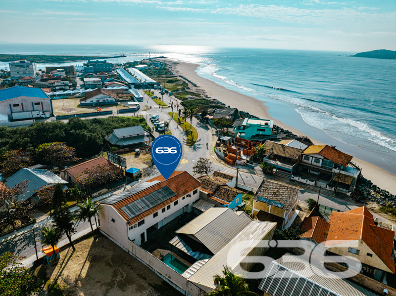 Imóvel diferenciado à venda no Centro de Balneário Barra do Sul – Ideal para morar e investir!

Apresentamos esta excelente oportunidade de aquisição de um imóvel com perfil misto – residencial e comercial – estrategicamente localizado no coração de Balneário Barra do Sul. São 550 m² de área construída sobre um amplo terreno plano e murado de 566 m².

O imóvel é composto por três edificações independentes, o que proporciona potencial de rendimento com locação e privacidade entre os espaços:

* Na parte frontal do terreno, há duas salas comerciais com acessos distintos, sendo uma com 90 m² e outra com 37 m², ideais para quem busca empreender ou gerar renda passiva com aluguéis.

* No piso superior, localizam-se dois apartamentos, cada um com cerca de 100 m² de área útil, contendo:
* 1 suíte + 2 dormitórios
* Sala de estar e cozinha integradas
* Área de serviço e sacada
* Ambientes bem planejados, confortáveis e com ótima incidência solar.

* Nos fundos do terreno, com acesso independente, encontra-se uma residência com 195 m², distribuída em:
* 3 suítes (sendo uma com closet)
* Sala de estar e jantar integradas
* Cozinha planejada
* Área gourmet com churrasqueira, fogão a lenha e forno de pizza
* Piscina aquecida
* Jardim e garagem coberta para dois veículos

Além disso, o imóvel possui:
* 9 banheiros no total
* 4 áreas de serviço
* Móveis sob medida nas cozinhas
* Ar-condicionado instalado
* Localização privilegiada: perto de vias de acesso, escolas, hospitais e serviços essenciais

Imóvel ideal para famílias grandes, investidores ou profissionais liberais que buscam espaço, rentabilidade e excelente localização.
 
636 NEGÓCIOS IMOBILIÁRIOS: A SUA MELHOR ESCOLHA
Com mais de 30 anos de experiência, a 636 Negócios Imobiliários é sua parceira ideal para encontrar o imóvel perfeito. Estamos prontos para ajudá-lo a fazer deste imóvel o seu novo lar.
 
Telefone: (47) 3451-0636
WhatsApp: (47) 99190-0636
 
Não perca esta oportunidade única. Visite nosso site para mais informações: i636.com.br