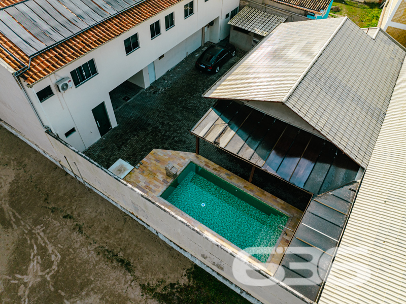 Imóvel diferenciado à venda no Centro de Balneário Barra do Sul – Ideal para morar e investir!

Apresentamos esta excelente oportunidade de aquisição de um imóvel com perfil misto – residencial e comercial – estrategicamente localizado no coração de Balneário Barra do Sul. São 550 m² de área construída sobre um amplo terreno plano e murado de 566 m².

O imóvel é composto por três edificações independentes, o que proporciona potencial de rendimento com locação e privacidade entre os espaços:

* Na parte frontal do terreno, há duas salas comerciais com acessos distintos, sendo uma com 90 m² e outra com 37 m², ideais para quem busca empreender ou gerar renda passiva com aluguéis.

* No piso superior, localizam-se dois apartamentos, cada um com cerca de 100 m² de área útil, contendo:
* 1 suíte + 2 dormitórios
* Sala de estar e cozinha integradas
* Área de serviço e sacada
* Ambientes bem planejados, confortáveis e com ótima incidência solar.

* Nos fundos do terreno, com acesso independente, encontra-se uma residência com 195 m², distribuída em:
* 3 suítes (sendo uma com closet)
* Sala de estar e jantar integradas
* Cozinha planejada
* Área gourmet com churrasqueira, fogão a lenha e forno de pizza
* Piscina aquecida
* Jardim e garagem coberta para dois veículos

Além disso, o imóvel possui:
* 9 banheiros no total
* 4 áreas de serviço
* Móveis sob medida nas cozinhas
* Ar-condicionado instalado
* Localização privilegiada: perto de vias de acesso, escolas, hospitais e serviços essenciais

Imóvel ideal para famílias grandes, investidores ou profissionais liberais que buscam espaço, rentabilidade e excelente localização.
 
636 NEGÓCIOS IMOBILIÁRIOS: A SUA MELHOR ESCOLHA
Com mais de 30 anos de experiência, a 636 Negócios Imobiliários é sua parceira ideal para encontrar o imóvel perfeito. Estamos prontos para ajudá-lo a fazer deste imóvel o seu novo lar.
 
Telefone: (47) 3451-0636
WhatsApp: (47) 99190-0636
 
Não perca esta oportunidade única. Visite nosso site para mais informações: i636.com.br