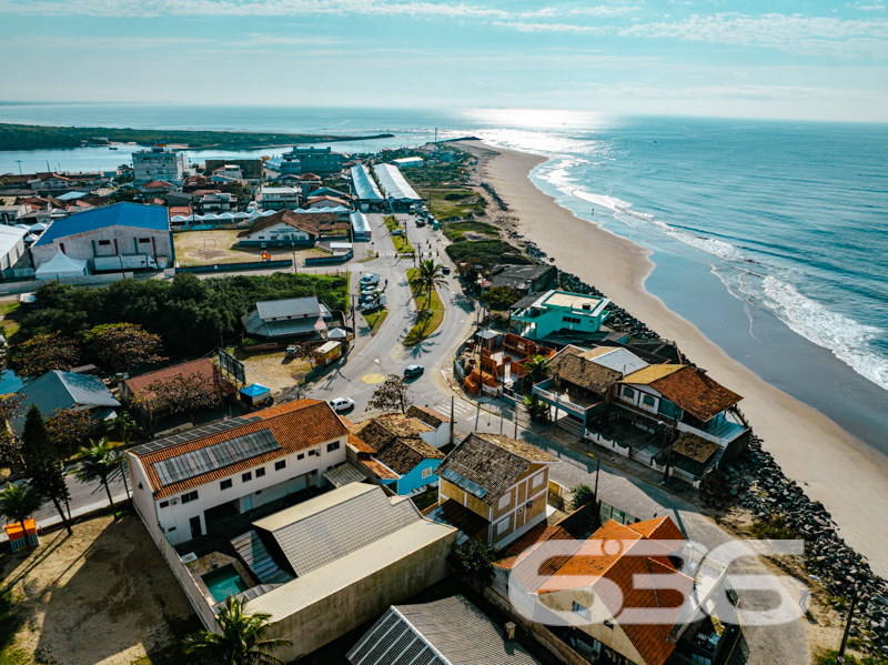 Imóvel diferenciado à venda no Centro de Balneário Barra do Sul – Ideal para morar e investir!

Apresentamos esta excelente oportunidade de aquisição de um imóvel com perfil misto – residencial e comercial – estrategicamente localizado no coração de Balneário Barra do Sul. São 550 m² de área construída sobre um amplo terreno plano e murado de 566 m².

O imóvel é composto por três edificações independentes, o que proporciona potencial de rendimento com locação e privacidade entre os espaços:

* Na parte frontal do terreno, há duas salas comerciais com acessos distintos, sendo uma com 90 m² e outra com 37 m², ideais para quem busca empreender ou gerar renda passiva com aluguéis.

* No piso superior, localizam-se dois apartamentos, cada um com cerca de 100 m² de área útil, contendo:
* 1 suíte + 2 dormitórios
* Sala de estar e cozinha integradas
* Área de serviço e sacada
* Ambientes bem planejados, confortáveis e com ótima incidência solar.

* Nos fundos do terreno, com acesso independente, encontra-se uma residência com 195 m², distribuída em:
* 3 suítes (sendo uma com closet)
* Sala de estar e jantar integradas
* Cozinha planejada
* Área gourmet com churrasqueira, fogão a lenha e forno de pizza
* Piscina aquecida
* Jardim e garagem coberta para dois veículos

Além disso, o imóvel possui:
* 9 banheiros no total
* 4 áreas de serviço
* Móveis sob medida nas cozinhas
* Ar-condicionado instalado
* Localização privilegiada: perto de vias de acesso, escolas, hospitais e serviços essenciais

Imóvel ideal para famílias grandes, investidores ou profissionais liberais que buscam espaço, rentabilidade e excelente localização.
 
636 NEGÓCIOS IMOBILIÁRIOS: A SUA MELHOR ESCOLHA
Com mais de 30 anos de experiência, a 636 Negócios Imobiliários é sua parceira ideal para encontrar o imóvel perfeito. Estamos prontos para ajudá-lo a fazer deste imóvel o seu novo lar.
 
Telefone: (47) 3451-0636
WhatsApp: (47) 99190-0636
 
Não perca esta oportunidade única. Visite nosso site para mais informações: i636.com.br