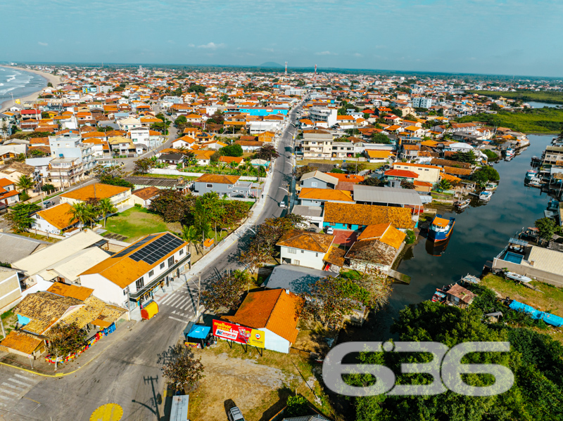 Imóvel diferenciado à venda no Centro de Balneário Barra do Sul – Ideal para morar e investir!

Apresentamos esta excelente oportunidade de aquisição de um imóvel com perfil misto – residencial e comercial – estrategicamente localizado no coração de Balneário Barra do Sul. São 550 m² de área construída sobre um amplo terreno plano e murado de 566 m².

O imóvel é composto por três edificações independentes, o que proporciona potencial de rendimento com locação e privacidade entre os espaços:

* Na parte frontal do terreno, há duas salas comerciais com acessos distintos, sendo uma com 90 m² e outra com 37 m², ideais para quem busca empreender ou gerar renda passiva com aluguéis.

* No piso superior, localizam-se dois apartamentos, cada um com cerca de 100 m² de área útil, contendo:
* 1 suíte + 2 dormitórios
* Sala de estar e cozinha integradas
* Área de serviço e sacada
* Ambientes bem planejados, confortáveis e com ótima incidência solar.

* Nos fundos do terreno, com acesso independente, encontra-se uma residência com 195 m², distribuída em:
* 3 suítes (sendo uma com closet)
* Sala de estar e jantar integradas
* Cozinha planejada
* Área gourmet com churrasqueira, fogão a lenha e forno de pizza
* Piscina aquecida
* Jardim e garagem coberta para dois veículos

Além disso, o imóvel possui:
* 9 banheiros no total
* 4 áreas de serviço
* Móveis sob medida nas cozinhas
* Ar-condicionado instalado
* Localização privilegiada: perto de vias de acesso, escolas, hospitais e serviços essenciais

Imóvel ideal para famílias grandes, investidores ou profissionais liberais que buscam espaço, rentabilidade e excelente localização.
 
636 NEGÓCIOS IMOBILIÁRIOS: A SUA MELHOR ESCOLHA
Com mais de 30 anos de experiência, a 636 Negócios Imobiliários é sua parceira ideal para encontrar o imóvel perfeito. Estamos prontos para ajudá-lo a fazer deste imóvel o seu novo lar.
 
Telefone: (47) 3451-0636
WhatsApp: (47) 99190-0636
 
Não perca esta oportunidade única. Visite nosso site para mais informações: i636.com.br