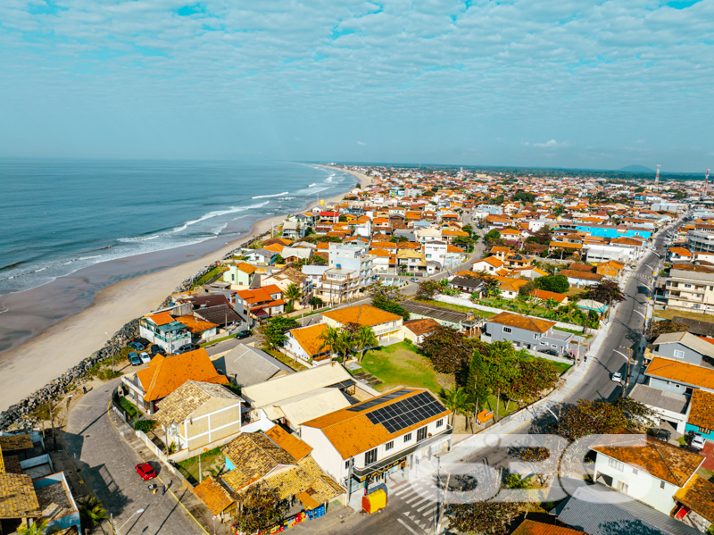 Imóvel diferenciado à venda no Centro de Balneário Barra do Sul – Ideal para morar e investir!

Apresentamos esta excelente oportunidade de aquisição de um imóvel com perfil misto – residencial e comercial – estrategicamente localizado no coração de Balneário Barra do Sul. São 550 m² de área construída sobre um amplo terreno plano e murado de 566 m².

O imóvel é composto por três edificações independentes, o que proporciona potencial de rendimento com locação e privacidade entre os espaços:

* Na parte frontal do terreno, há duas salas comerciais com acessos distintos, sendo uma com 90 m² e outra com 37 m², ideais para quem busca empreender ou gerar renda passiva com aluguéis.

* No piso superior, localizam-se dois apartamentos, cada um com cerca de 100 m² de área útil, contendo:
* 1 suíte + 2 dormitórios
* Sala de estar e cozinha integradas
* Área de serviço e sacada
* Ambientes bem planejados, confortáveis e com ótima incidência solar.

* Nos fundos do terreno, com acesso independente, encontra-se uma residência com 195 m², distribuída em:
* 3 suítes (sendo uma com closet)
* Sala de estar e jantar integradas
* Cozinha planejada
* Área gourmet com churrasqueira, fogão a lenha e forno de pizza
* Piscina aquecida
* Jardim e garagem coberta para dois veículos

Além disso, o imóvel possui:
* 9 banheiros no total
* 4 áreas de serviço
* Móveis sob medida nas cozinhas
* Ar-condicionado instalado
* Localização privilegiada: perto de vias de acesso, escolas, hospitais e serviços essenciais

Imóvel ideal para famílias grandes, investidores ou profissionais liberais que buscam espaço, rentabilidade e excelente localização.
 
636 NEGÓCIOS IMOBILIÁRIOS: A SUA MELHOR ESCOLHA
Com mais de 30 anos de experiência, a 636 Negócios Imobiliários é sua parceira ideal para encontrar o imóvel perfeito. Estamos prontos para ajudá-lo a fazer deste imóvel o seu novo lar.
 
Telefone: (47) 3451-0636
WhatsApp: (47) 99190-0636
 
Não perca esta oportunidade única. Visite nosso site para mais informações: i636.com.br