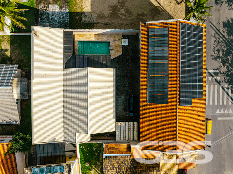 Imóvel diferenciado à venda no Centro de Balneário Barra do Sul – Ideal para morar e investir!

Apresentamos esta excelente oportunidade de aquisição de um imóvel com perfil misto – residencial e comercial – estrategicamente localizado no coração de Balneário Barra do Sul. São 550 m² de área construída sobre um amplo terreno plano e murado de 566 m².

O imóvel é composto por três edificações independentes, o que proporciona potencial de rendimento com locação e privacidade entre os espaços:

* Na parte frontal do terreno, há duas salas comerciais com acessos distintos, sendo uma com 90 m² e outra com 37 m², ideais para quem busca empreender ou gerar renda passiva com aluguéis.

* No piso superior, localizam-se dois apartamentos, cada um com cerca de 100 m² de área útil, contendo:
* 1 suíte + 2 dormitórios
* Sala de estar e cozinha integradas
* Área de serviço e sacada
* Ambientes bem planejados, confortáveis e com ótima incidência solar.

* Nos fundos do terreno, com acesso independente, encontra-se uma residência com 195 m², distribuída em:
* 3 suítes (sendo uma com closet)
* Sala de estar e jantar integradas
* Cozinha planejada
* Área gourmet com churrasqueira, fogão a lenha e forno de pizza
* Piscina aquecida
* Jardim e garagem coberta para dois veículos

Além disso, o imóvel possui:
* 9 banheiros no total
* 4 áreas de serviço
* Móveis sob medida nas cozinhas
* Ar-condicionado instalado
* Localização privilegiada: perto de vias de acesso, escolas, hospitais e serviços essenciais

Imóvel ideal para famílias grandes, investidores ou profissionais liberais que buscam espaço, rentabilidade e excelente localização.
 
636 NEGÓCIOS IMOBILIÁRIOS: A SUA MELHOR ESCOLHA
Com mais de 30 anos de experiência, a 636 Negócios Imobiliários é sua parceira ideal para encontrar o imóvel perfeito. Estamos prontos para ajudá-lo a fazer deste imóvel o seu novo lar.
 
Telefone: (47) 3451-0636
WhatsApp: (47) 99190-0636
 
Não perca esta oportunidade única. Visite nosso site para mais informações: i636.com.br