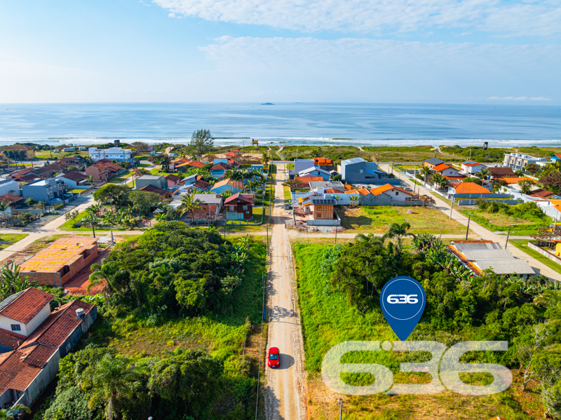 Descubra a oportunidade de construir o lar dos seus sonhos em Balneário Barra do Sul, Salinas, com este magnífico terreno com venda exclusiva pela 636 Negócios Imobiliários. Com uma localização privilegiada em Santa Catarina e uma proximidade invejável com a praia, este terreno apresenta-se como uma escolha ideal para quem busca tranquilidade sem abrir mão da conveniência de uma infraestrutura completa.

Este terreno não é apenas um espaço, mas um convite para viver momentos inesquecíveis pertinho da natureza. Além disso, sua localização estratégica no bairro Salinas permite acesso rápido a todas as conveniências locais, como supermercados, escolas e centros de saúde, sem comprometer a paz e a privacidade.

A 636 Negócios Imobiliários, com mais de 30 anos de experiência no mercado imobiliário, oferece este terreno a um preço atrativo, uma oportunidade rara na região de Balneário Barra do Sul. Nossa equipe de corretores está pronta para ajudá-lo a realizar o seu sonho com excelência técnico-jurídica e um atendimento personalizado que só a 636 pode oferecer.

Invista em seu futuro, escolha qualidade de vida! Venha conhecer este terreno e dar o primeiro passo para construir a casa perfeita em um dos locais mais desejados de Santa Catarina. Agende uma visita e sinta a brisa do mar que só Balneário Barra do Sul pode proporcionar.
 
636 NEGÓCIOS IMOBILIÁRIOS: A SUA MELHOR ESCOLHA
Com mais de 30 anos de experiência, a 636 Negócios Imobiliários é sua parceira ideal para encontrar o imóvel perfeito. Estamos prontos para ajudá-lo a fazer deste imóvel o seu novo lar.
 
Telefone: (47) 3451-0636
WhatsApp: (47) 99190-0636
 
Não perca esta oportunidade única. Visite nosso site para mais informações: i636.com.br