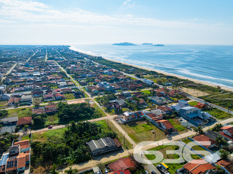 Descubra a oportunidade de construir o lar dos seus sonhos em Balneário Barra do Sul, Salinas, com este magnífico terreno com venda exclusiva pela 636 Negócios Imobiliários. Com uma localização privilegiada em Santa Catarina e uma proximidade invejável com a praia, este terreno apresenta-se como uma escolha ideal para quem busca tranquilidade sem abrir mão da conveniência de uma infraestrutura completa.

Este terreno não é apenas um espaço, mas um convite para viver momentos inesquecíveis pertinho da natureza. Além disso, sua localização estratégica no bairro Salinas permite acesso rápido a todas as conveniências locais, como supermercados, escolas e centros de saúde, sem comprometer a paz e a privacidade.

A 636 Negócios Imobiliários, com mais de 30 anos de experiência no mercado imobiliário, oferece este terreno a um preço atrativo, uma oportunidade rara na região de Balneário Barra do Sul. Nossa equipe de corretores está pronta para ajudá-lo a realizar o seu sonho com excelência técnico-jurídica e um atendimento personalizado que só a 636 pode oferecer.

Invista em seu futuro, escolha qualidade de vida! Venha conhecer este terreno e dar o primeiro passo para construir a casa perfeita em um dos locais mais desejados de Santa Catarina. Agende uma visita e sinta a brisa do mar que só Balneário Barra do Sul pode proporcionar.
 
636 NEGÓCIOS IMOBILIÁRIOS: A SUA MELHOR ESCOLHA
Com mais de 30 anos de experiência, a 636 Negócios Imobiliários é sua parceira ideal para encontrar o imóvel perfeito. Estamos prontos para ajudá-lo a fazer deste imóvel o seu novo lar.
 
Telefone: (47) 3451-0636
WhatsApp: (47) 99190-0636
 
Não perca esta oportunidade única. Visite nosso site para mais informações: i636.com.br