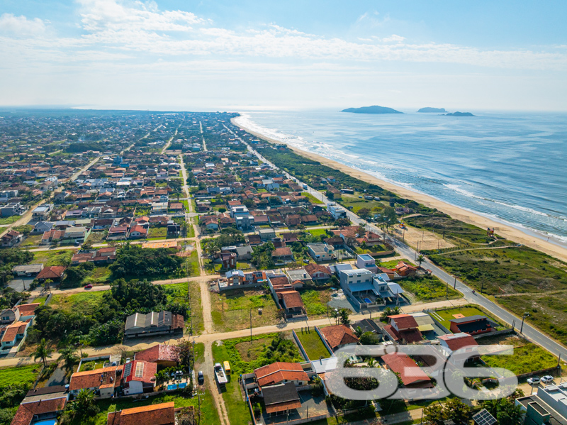 Descubra a oportunidade de construir o lar dos seus sonhos em Balneário Barra do Sul, Salinas, com este magnífico terreno com venda exclusiva pela 636 Negócios Imobiliários. Com uma localização privilegiada em Santa Catarina e uma proximidade invejável com a praia, este terreno apresenta-se como uma escolha ideal para quem busca tranquilidade sem abrir mão da conveniência de uma infraestrutura completa.

Este terreno não é apenas um espaço, mas um convite para viver momentos inesquecíveis pertinho da natureza. Além disso, sua localização estratégica no bairro Salinas permite acesso rápido a todas as conveniências locais, como supermercados, escolas e centros de saúde, sem comprometer a paz e a privacidade.

A 636 Negócios Imobiliários, com mais de 30 anos de experiência no mercado imobiliário, oferece este terreno a um preço atrativo, uma oportunidade rara na região de Balneário Barra do Sul. Nossa equipe de corretores está pronta para ajudá-lo a realizar o seu sonho com excelência técnico-jurídica e um atendimento personalizado que só a 636 pode oferecer.

Invista em seu futuro, escolha qualidade de vida! Venha conhecer este terreno e dar o primeiro passo para construir a casa perfeita em um dos locais mais desejados de Santa Catarina. Agende uma visita e sinta a brisa do mar que só Balneário Barra do Sul pode proporcionar.
 
636 NEGÓCIOS IMOBILIÁRIOS: A SUA MELHOR ESCOLHA
Com mais de 30 anos de experiência, a 636 Negócios Imobiliários é sua parceira ideal para encontrar o imóvel perfeito. Estamos prontos para ajudá-lo a fazer deste imóvel o seu novo lar.
 
Telefone: (47) 3451-0636
WhatsApp: (47) 99190-0636
 
Não perca esta oportunidade única. Visite nosso site para mais informações: i636.com.br