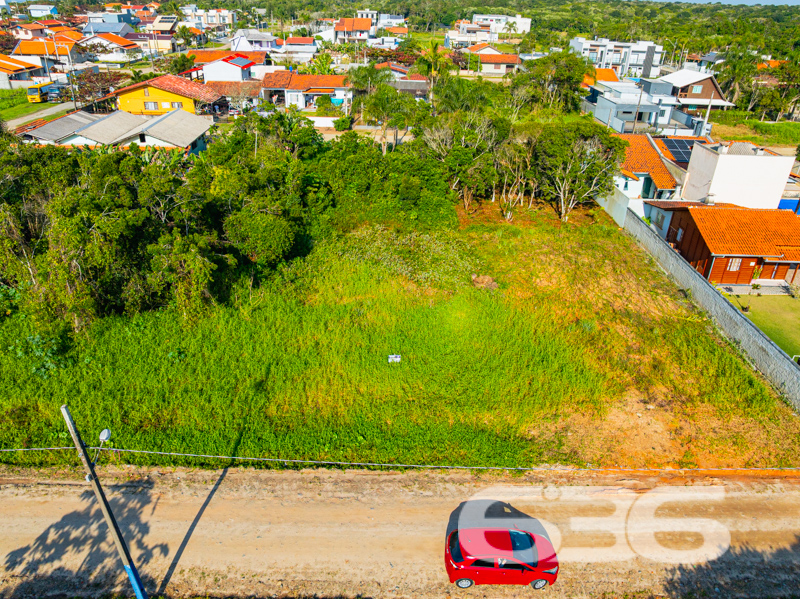 Descubra a oportunidade de construir o lar dos seus sonhos em Balneário Barra do Sul, Salinas, com este magnífico terreno com venda exclusiva pela 636 Negócios Imobiliários. Com uma localização privilegiada em Santa Catarina e uma proximidade invejável com a praia, este terreno apresenta-se como uma escolha ideal para quem busca tranquilidade sem abrir mão da conveniência de uma infraestrutura completa.

Este terreno não é apenas um espaço, mas um convite para viver momentos inesquecíveis pertinho da natureza. Além disso, sua localização estratégica no bairro Salinas permite acesso rápido a todas as conveniências locais, como supermercados, escolas e centros de saúde, sem comprometer a paz e a privacidade.

A 636 Negócios Imobiliários, com mais de 30 anos de experiência no mercado imobiliário, oferece este terreno a um preço atrativo, uma oportunidade rara na região de Balneário Barra do Sul. Nossa equipe de corretores está pronta para ajudá-lo a realizar o seu sonho com excelência técnico-jurídica e um atendimento personalizado que só a 636 pode oferecer.

Invista em seu futuro, escolha qualidade de vida! Venha conhecer este terreno e dar o primeiro passo para construir a casa perfeita em um dos locais mais desejados de Santa Catarina. Agende uma visita e sinta a brisa do mar que só Balneário Barra do Sul pode proporcionar.
 
636 NEGÓCIOS IMOBILIÁRIOS: A SUA MELHOR ESCOLHA
Com mais de 30 anos de experiência, a 636 Negócios Imobiliários é sua parceira ideal para encontrar o imóvel perfeito. Estamos prontos para ajudá-lo a fazer deste imóvel o seu novo lar.
 
Telefone: (47) 3451-0636
WhatsApp: (47) 99190-0636
 
Não perca esta oportunidade única. Visite nosso site para mais informações: i636.com.br