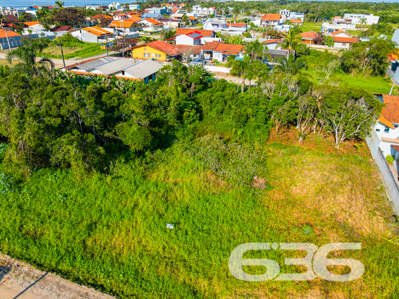 Descubra a oportunidade de construir o lar dos seus sonhos em Balneário Barra do Sul, Salinas, com este magnífico terreno com venda exclusiva pela 636 Negócios Imobiliários. Com uma localização privilegiada em Santa Catarina e uma proximidade invejável com a praia, este terreno apresenta-se como uma escolha ideal para quem busca tranquilidade sem abrir mão da conveniência de uma infraestrutura completa.

Este terreno não é apenas um espaço, mas um convite para viver momentos inesquecíveis pertinho da natureza. Além disso, sua localização estratégica no bairro Salinas permite acesso rápido a todas as conveniências locais, como supermercados, escolas e centros de saúde, sem comprometer a paz e a privacidade.

A 636 Negócios Imobiliários, com mais de 30 anos de experiência no mercado imobiliário, oferece este terreno a um preço atrativo, uma oportunidade rara na região de Balneário Barra do Sul. Nossa equipe de corretores está pronta para ajudá-lo a realizar o seu sonho com excelência técnico-jurídica e um atendimento personalizado que só a 636 pode oferecer.

Invista em seu futuro, escolha qualidade de vida! Venha conhecer este terreno e dar o primeiro passo para construir a casa perfeita em um dos locais mais desejados de Santa Catarina. Agende uma visita e sinta a brisa do mar que só Balneário Barra do Sul pode proporcionar.
 
636 NEGÓCIOS IMOBILIÁRIOS: A SUA MELHOR ESCOLHA
Com mais de 30 anos de experiência, a 636 Negócios Imobiliários é sua parceira ideal para encontrar o imóvel perfeito. Estamos prontos para ajudá-lo a fazer deste imóvel o seu novo lar.
 
Telefone: (47) 3451-0636
WhatsApp: (47) 99190-0636
 
Não perca esta oportunidade única. Visite nosso site para mais informações: i636.com.br