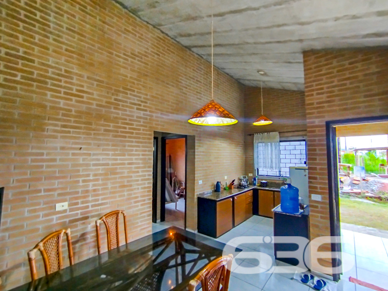Se você está à procura de um refúgio aconchegante para chamar de lar, acabou de encontrar na residência térrea localizada no bairro Salinas, em Balneário Barra do Sul, SC, a sua nova morada. Esta bela casa padrão combina conforto e praticidade, perfeita para quem valoriza tranquilidade e qualidade de vida, a apenas 200 metros da rua principal.
A propriedade oferece 54m² de área, harmoniosamente distribuídos em um generoso terreno de 325m². Este espaço amplo, oferece a você versatilidade para transformar o jardim já existente em um verdadeiro oásis particular, perfeito para momentos de lazer e relaxamento.
Ao adentrar a casa, você é recebido por uma sala de estar que se integra à sala de jantar, proporcionando um ambiente agradável para reunir família e amigos. A copa e cozinha conjugada facilita o dia a dia, tornando as refeições em família ainda mais prazerosas. A residência conta com dois confortáveis dormitórios e um banheiro, além de acomodar dois carros em vagas de garagem descobertas.
Para completar, o imóvel está completamente murado, garantindo mais segurança e privacidade para você e toda sua família. Animais de estimação são bem-vindos, e estar perto de vias de acesso torna sua rotina ainda mais prática e descomplicada. A face sul da propriedade favorece uma iluminação natural que mantém os ambientes sempre frescos e iluminados.
Visite nosso site i636.com.br e descubra porque somos a sua melhor escolha!
636 NEGÓCIOS IMOBILIÁRIOS: A SUA MELHOR ESCOLHA
Com mais de 30 anos de experiência, a 636 Negócios Imobiliários é sua parceira ideal para encontrar o imóvel perfeito. Estamos prontos para ajudá-lo a fazer deste imóvel o seu novo lar.
Telefone: (47) 3451-0636
WhatsApp: (47) 99190-0636
Não perca esta oportunidade única. Visite nosso site para mais informações: i636.com.br