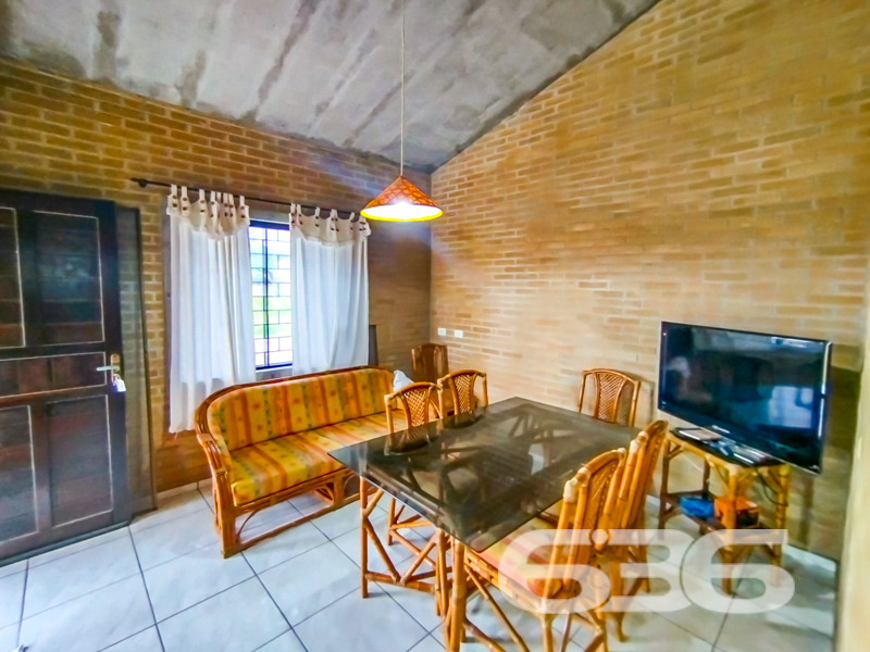 Se você está à procura de um refúgio aconchegante para chamar de lar, acabou de encontrar na residência térrea localizada no bairro Salinas, em Balneário Barra do Sul, SC, a sua nova morada. Esta bela casa padrão combina conforto e praticidade, perfeita para quem valoriza tranquilidade e qualidade de vida, a apenas 200 metros da rua principal.
A propriedade oferece 54m² de área, harmoniosamente distribuídos em um generoso terreno de 325m². Este espaço amplo, oferece a você versatilidade para transformar o jardim já existente em um verdadeiro oásis particular, perfeito para momentos de lazer e relaxamento.
Ao adentrar a casa, você é recebido por uma sala de estar que se integra à sala de jantar, proporcionando um ambiente agradável para reunir família e amigos. A copa e cozinha conjugada facilita o dia a dia, tornando as refeições em família ainda mais prazerosas. A residência conta com dois confortáveis dormitórios e um banheiro, além de acomodar dois carros em vagas de garagem descobertas.
Para completar, o imóvel está completamente murado, garantindo mais segurança e privacidade para você e toda sua família. Animais de estimação são bem-vindos, e estar perto de vias de acesso torna sua rotina ainda mais prática e descomplicada. A face sul da propriedade favorece uma iluminação natural que mantém os ambientes sempre frescos e iluminados.
Visite nosso site i636.com.br e descubra porque somos a sua melhor escolha!
636 NEGÓCIOS IMOBILIÁRIOS: A SUA MELHOR ESCOLHA
Com mais de 30 anos de experiência, a 636 Negócios Imobiliários é sua parceira ideal para encontrar o imóvel perfeito. Estamos prontos para ajudá-lo a fazer deste imóvel o seu novo lar.
Telefone: (47) 3451-0636
WhatsApp: (47) 99190-0636
Não perca esta oportunidade única. Visite nosso site para mais informações: i636.com.br
