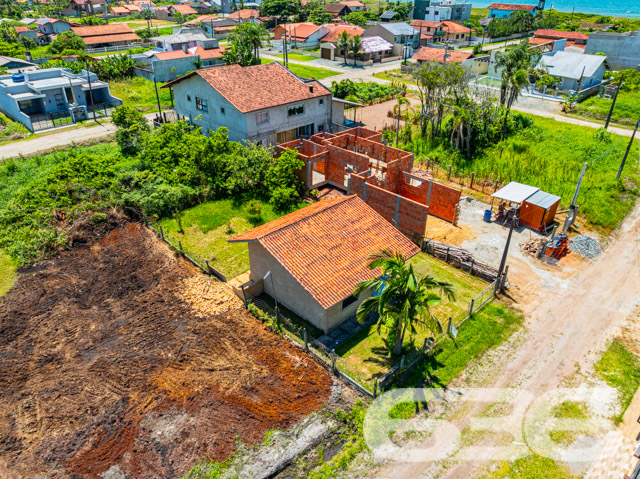 Se você está à procura de um refúgio aconchegante para chamar de lar, acabou de encontrar na residência térrea localizada no bairro Salinas, em Balneário Barra do Sul, SC, a sua nova morada. Esta bela casa padrão combina conforto e praticidade, perfeita para quem valoriza tranquilidade e qualidade de vida, a apenas 200 metros da rua principal.
A propriedade oferece 54m² de área, harmoniosamente distribuídos em um generoso terreno de 325m². Este espaço amplo, oferece a você versatilidade para transformar o jardim já existente em um verdadeiro oásis particular, perfeito para momentos de lazer e relaxamento.
Ao adentrar a casa, você é recebido por uma sala de estar que se integra à sala de jantar, proporcionando um ambiente agradável para reunir família e amigos. A copa e cozinha conjugada facilita o dia a dia, tornando as refeições em família ainda mais prazerosas. A residência conta com dois confortáveis dormitórios e um banheiro, além de acomodar dois carros em vagas de garagem descobertas.
Para completar, o imóvel está completamente murado, garantindo mais segurança e privacidade para você e toda sua família. Animais de estimação são bem-vindos, e estar perto de vias de acesso torna sua rotina ainda mais prática e descomplicada. A face sul da propriedade favorece uma iluminação natural que mantém os ambientes sempre frescos e iluminados.
Visite nosso site i636.com.br e descubra porque somos a sua melhor escolha!
636 NEGÓCIOS IMOBILIÁRIOS: A SUA MELHOR ESCOLHA
Com mais de 30 anos de experiência, a 636 Negócios Imobiliários é sua parceira ideal para encontrar o imóvel perfeito. Estamos prontos para ajudá-lo a fazer deste imóvel o seu novo lar.
Telefone: (47) 3451-0636
WhatsApp: (47) 99190-0636
Não perca esta oportunidade única. Visite nosso site para mais informações: i636.com.br