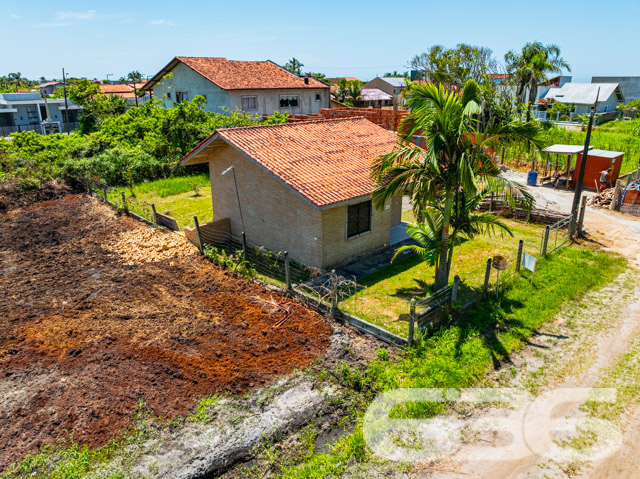 Se você está à procura de um refúgio aconchegante para chamar de lar, acabou de encontrar na residência térrea localizada no bairro Salinas, em Balneário Barra do Sul, SC, a sua nova morada. Esta bela casa padrão combina conforto e praticidade, perfeita para quem valoriza tranquilidade e qualidade de vida, a apenas 200 metros da rua principal.
A propriedade oferece 54m² de área, harmoniosamente distribuídos em um generoso terreno de 325m². Este espaço amplo, oferece a você versatilidade para transformar o jardim já existente em um verdadeiro oásis particular, perfeito para momentos de lazer e relaxamento.
Ao adentrar a casa, você é recebido por uma sala de estar que se integra à sala de jantar, proporcionando um ambiente agradável para reunir família e amigos. A copa e cozinha conjugada facilita o dia a dia, tornando as refeições em família ainda mais prazerosas. A residência conta com dois confortáveis dormitórios e um banheiro, além de acomodar dois carros em vagas de garagem descobertas.
Para completar, o imóvel está completamente murado, garantindo mais segurança e privacidade para você e toda sua família. Animais de estimação são bem-vindos, e estar perto de vias de acesso torna sua rotina ainda mais prática e descomplicada. A face sul da propriedade favorece uma iluminação natural que mantém os ambientes sempre frescos e iluminados.
Visite nosso site i636.com.br e descubra porque somos a sua melhor escolha!
636 NEGÓCIOS IMOBILIÁRIOS: A SUA MELHOR ESCOLHA
Com mais de 30 anos de experiência, a 636 Negócios Imobiliários é sua parceira ideal para encontrar o imóvel perfeito. Estamos prontos para ajudá-lo a fazer deste imóvel o seu novo lar.
Telefone: (47) 3451-0636
WhatsApp: (47) 99190-0636
Não perca esta oportunidade única. Visite nosso site para mais informações: i636.com.br