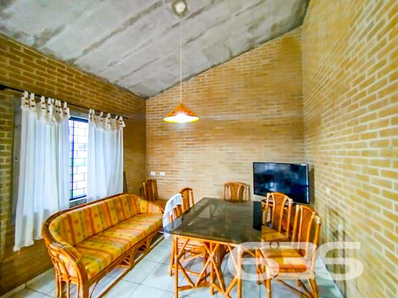 Se você está à procura de um refúgio aconchegante para chamar de lar, acabou de encontrar na residência térrea localizada no bairro Salinas, em Balneário Barra do Sul, SC, a sua nova morada. Esta bela casa padrão combina conforto e praticidade, perfeita para quem valoriza tranquilidade e qualidade de vida, a apenas 200 metros da rua principal.
A propriedade oferece 54m² de área, harmoniosamente distribuídos em um generoso terreno de 325m². Este espaço amplo, oferece a você versatilidade para transformar o jardim já existente em um verdadeiro oásis particular, perfeito para momentos de lazer e relaxamento.
Ao adentrar a casa, você é recebido por uma sala de estar que se integra à sala de jantar, proporcionando um ambiente agradável para reunir família e amigos. A copa e cozinha conjugada facilita o dia a dia, tornando as refeições em família ainda mais prazerosas. A residência conta com dois confortáveis dormitórios e um banheiro, além de acomodar dois carros em vagas de garagem descobertas.
Para completar, o imóvel está completamente murado, garantindo mais segurança e privacidade para você e toda sua família. Animais de estimação são bem-vindos, e estar perto de vias de acesso torna sua rotina ainda mais prática e descomplicada. A face sul da propriedade favorece uma iluminação natural que mantém os ambientes sempre frescos e iluminados.
Visite nosso site i636.com.br e descubra porque somos a sua melhor escolha!
636 NEGÓCIOS IMOBILIÁRIOS: A SUA MELHOR ESCOLHA
Com mais de 30 anos de experiência, a 636 Negócios Imobiliários é sua parceira ideal para encontrar o imóvel perfeito. Estamos prontos para ajudá-lo a fazer deste imóvel o seu novo lar.
Telefone: (47) 3451-0636
WhatsApp: (47) 99190-0636
Não perca esta oportunidade única. Visite nosso site para mais informações: i636.com.br